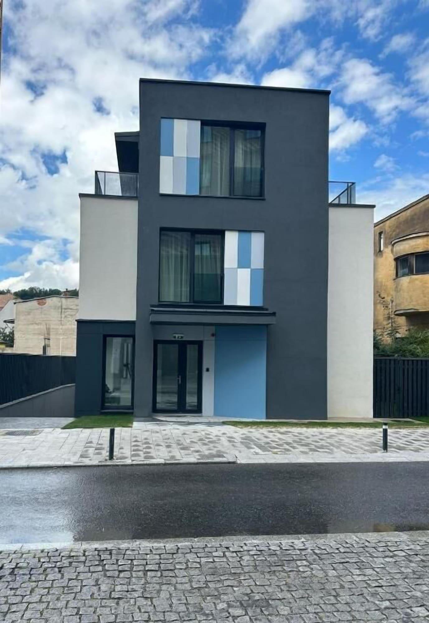 Varios Syndicate Lodging Aparthotel