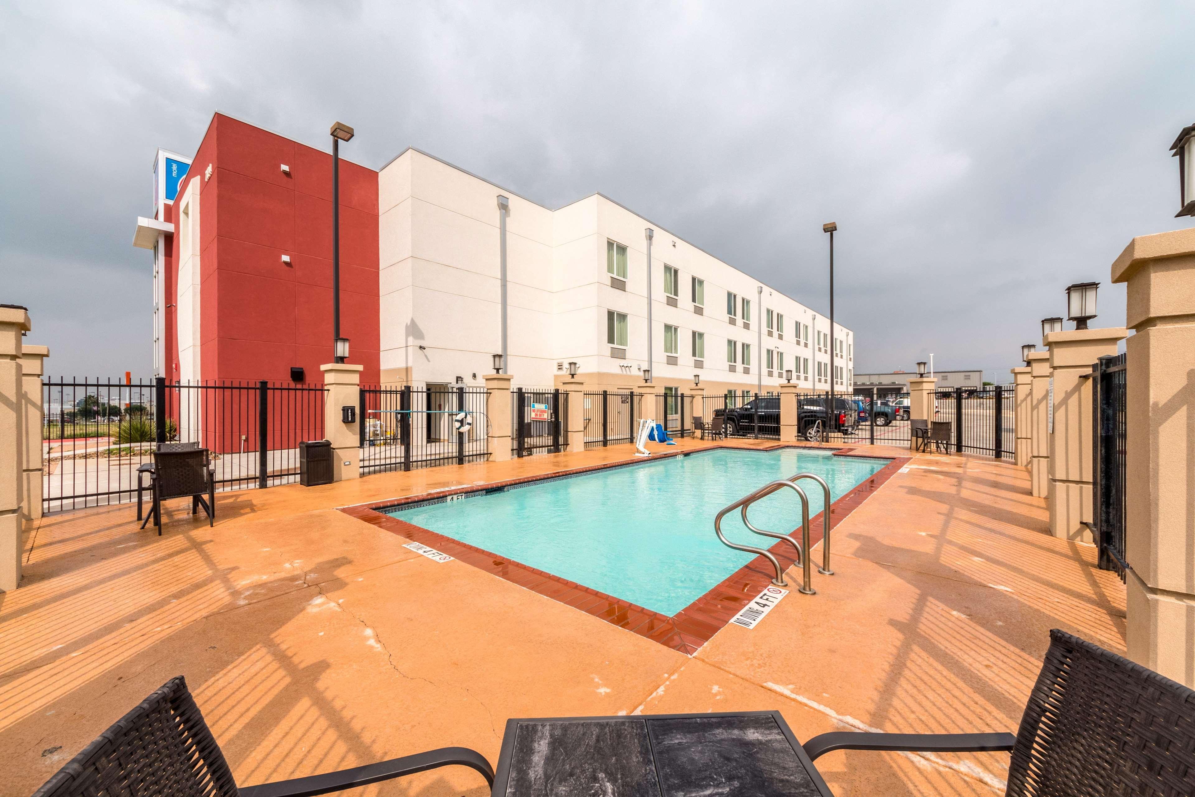 Vista Piscina Motel 6 Laredo, TX - Airport