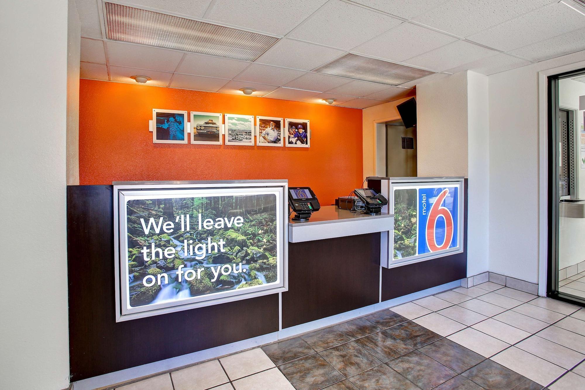Vista Lobby Motel 6 Sunnyvale, CA - North