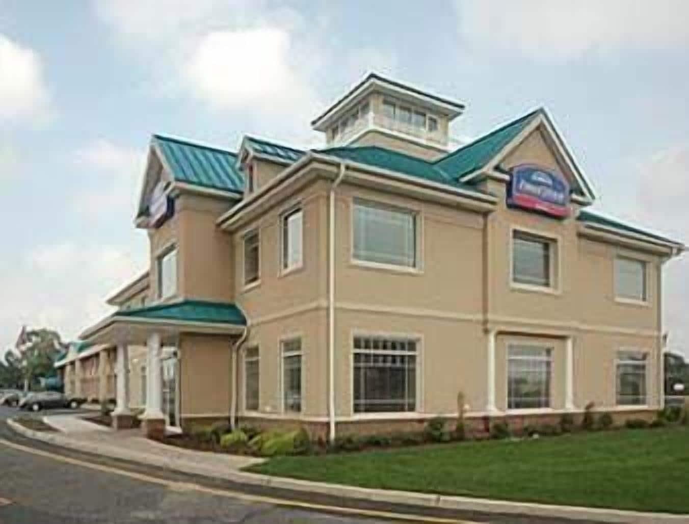 Exterior View Howard Johnson Hotel by Wyndham Toms River