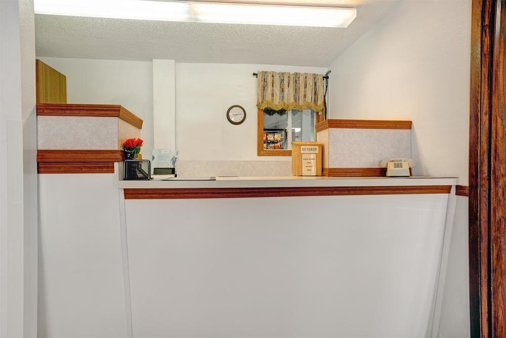 Vista Lobby Super 8 by Wyndham Buffalo