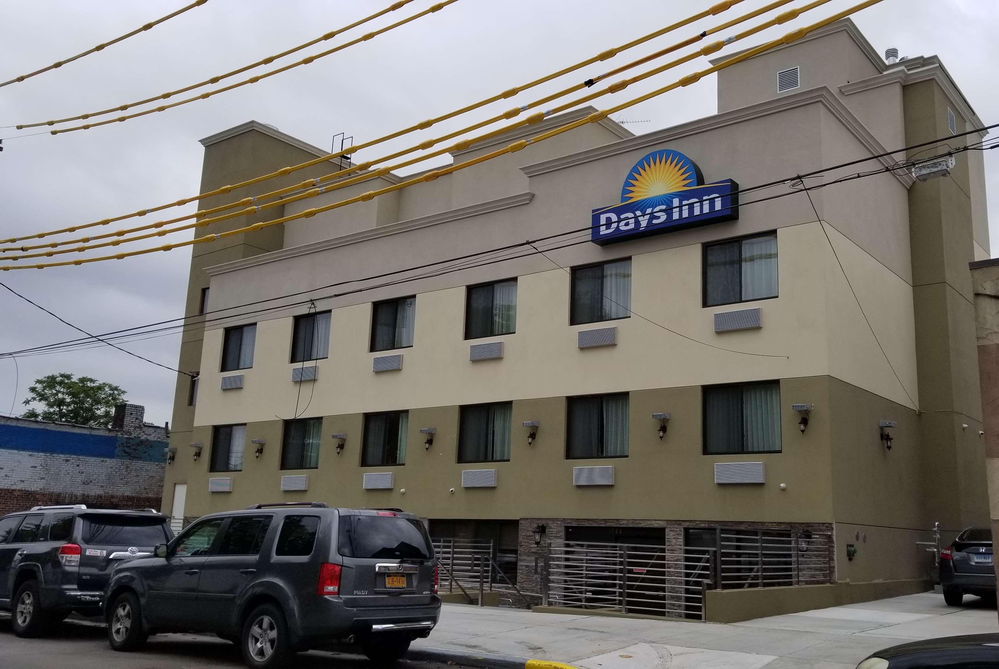 Vista Exterior Days Inn by Wyndham Brooklyn Marine Park
