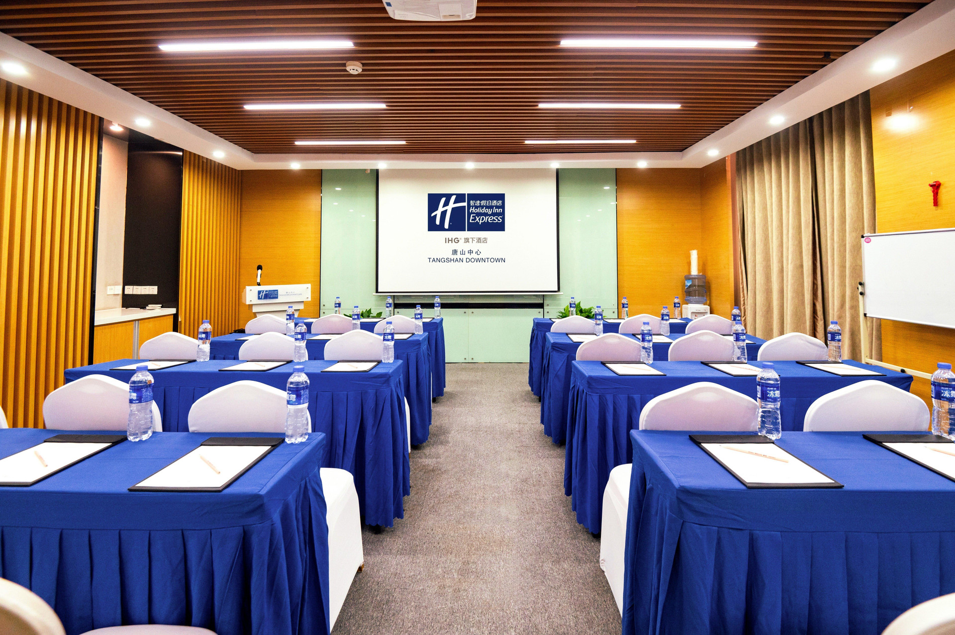 Centro de Negocios Holiday Inn Express Tangshan Downtown