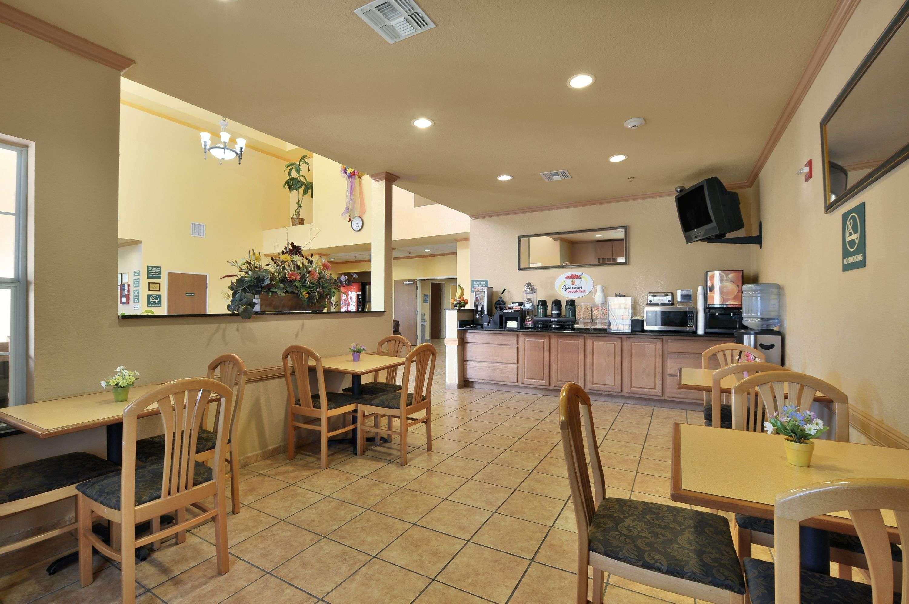 Restaurant Super 8 by Wyndham San Antonio/Alamodome Area