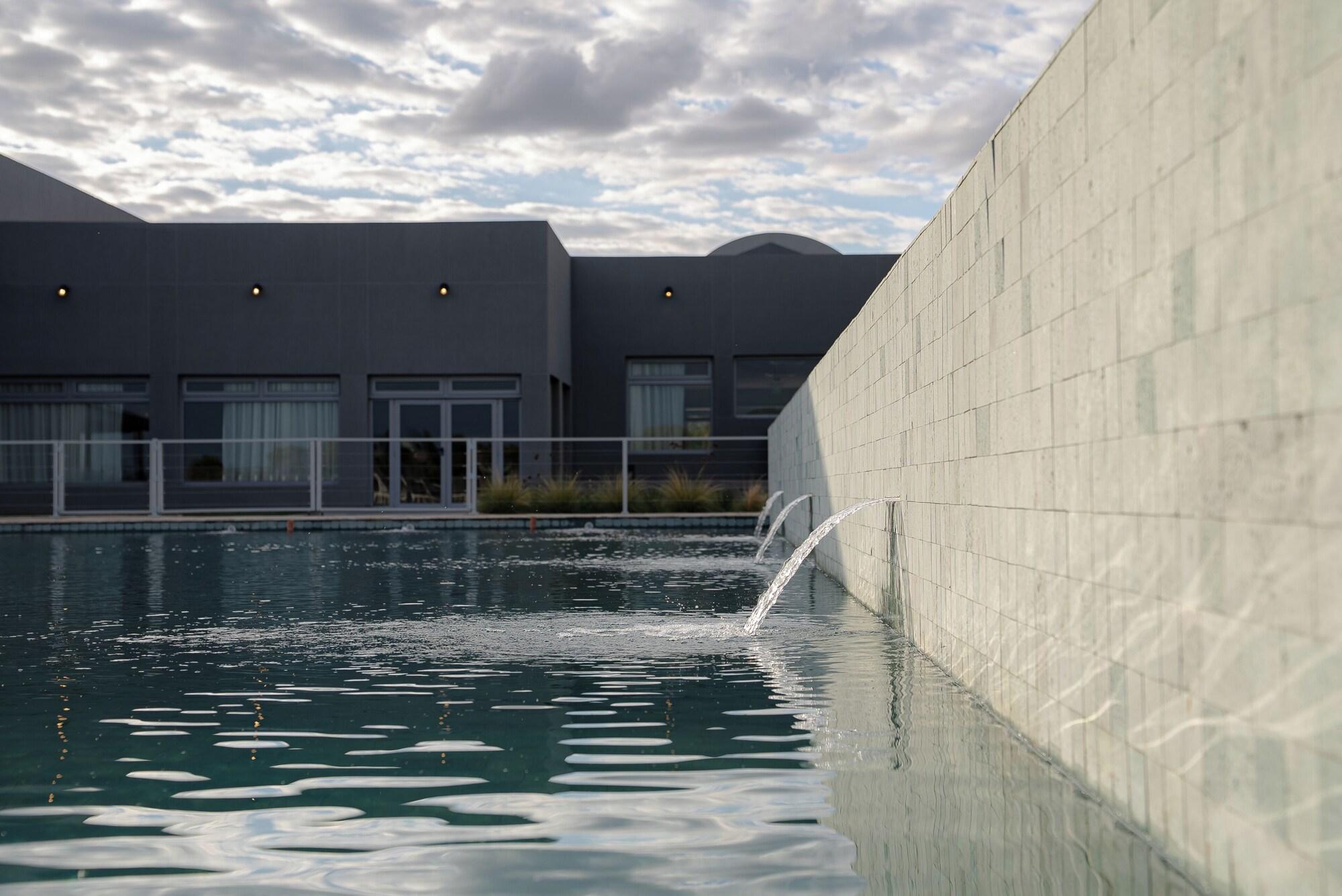 Vista Piscina Howard Johnson Hotel & Spa Bahía Blanca