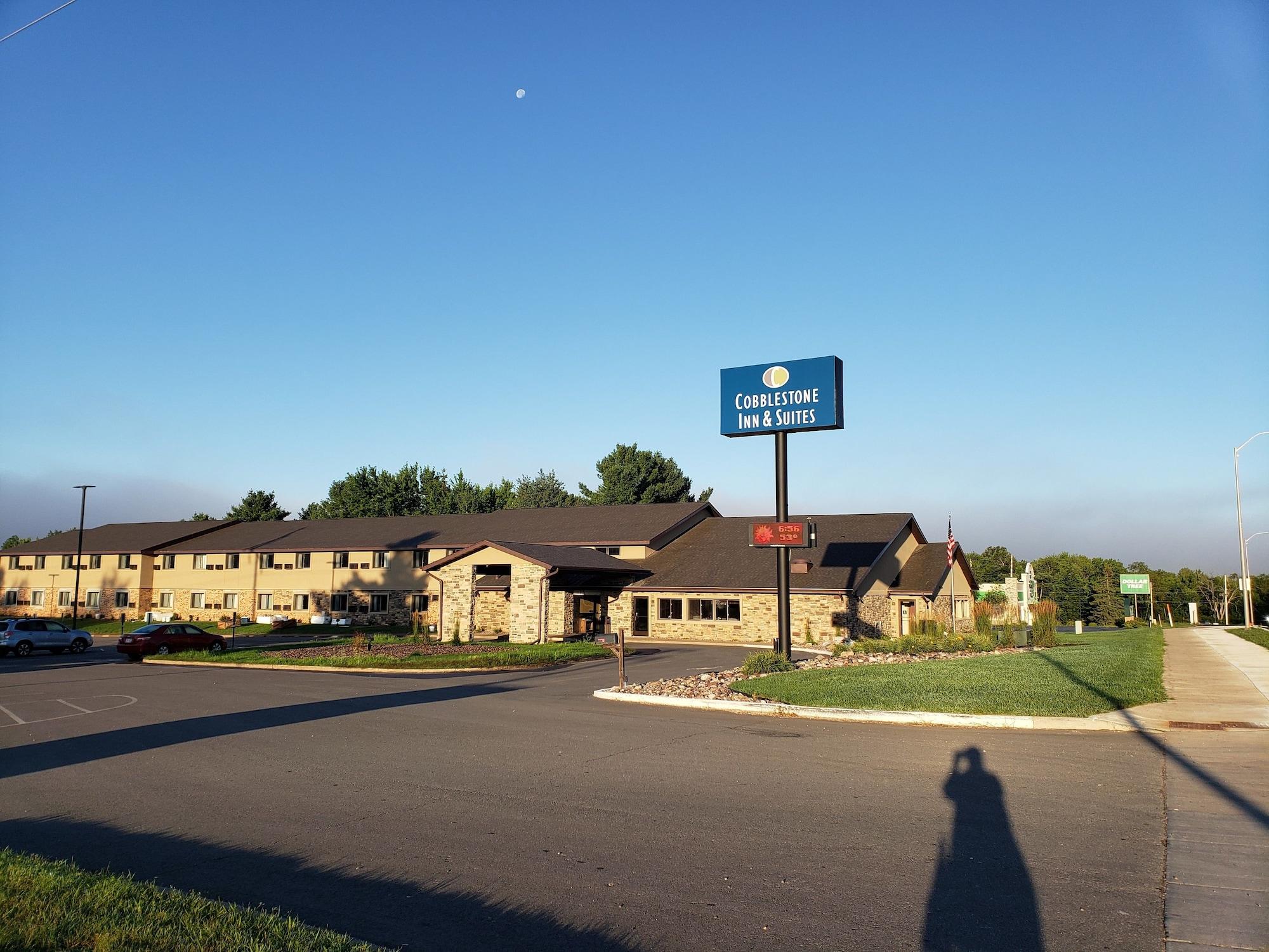 Vista Exterior Cobblestone Inn & Suites Merrill