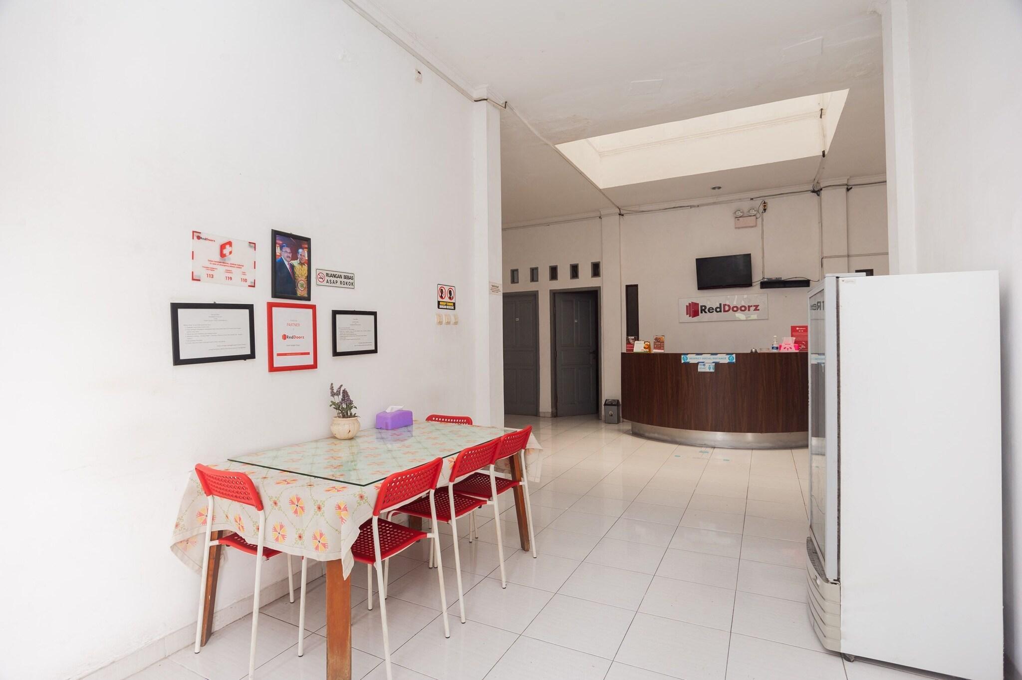 Vista Lobby RedDoorz Syariah near Grand Galaxy Park