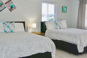 Alojamiento - Cozy Beach Family Room/Patio/Self Check In-Out/One Step from the Ocean