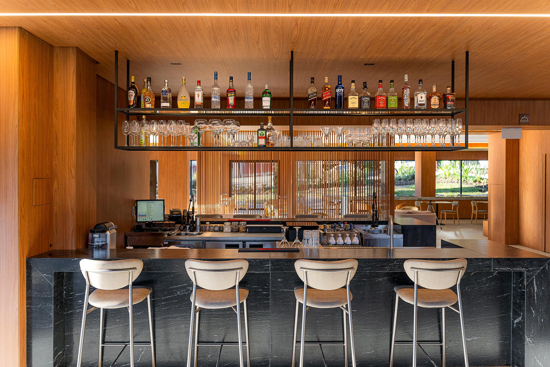 Bar/Salón Golden Tulip Canela Oficial