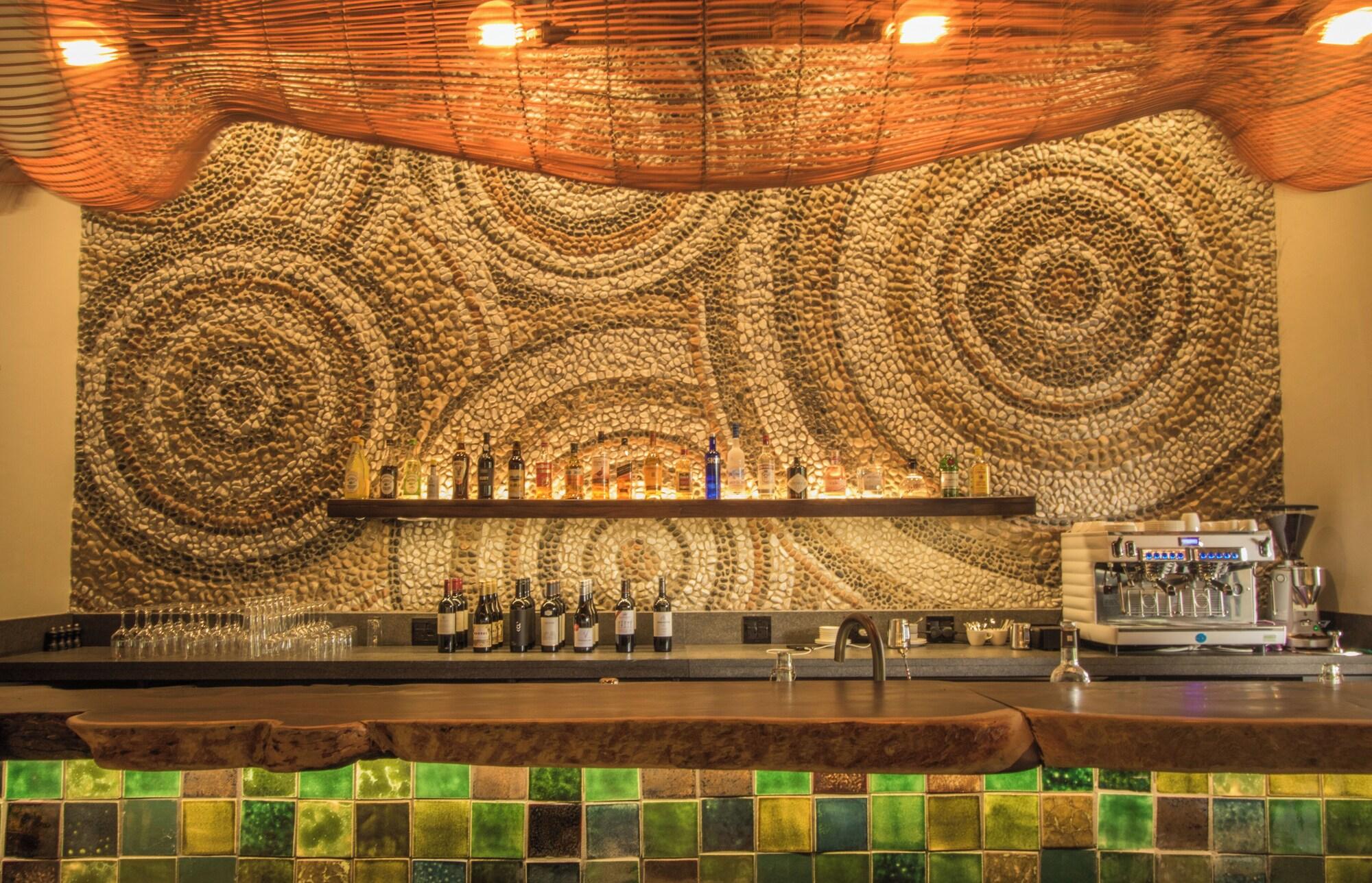 Bar/Salón Abelana River Lodge