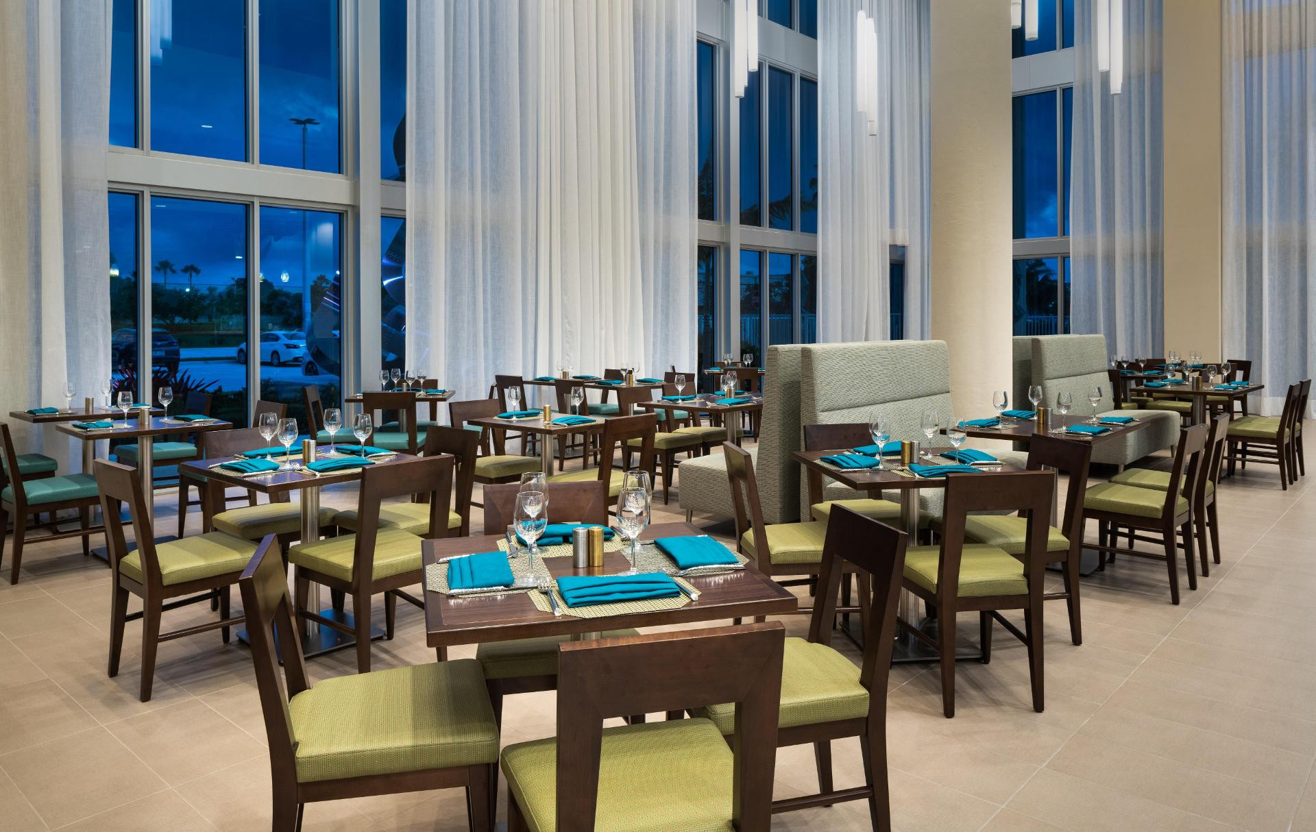 Restaurant DoubleTree by Hilton Miami - Doral, FL