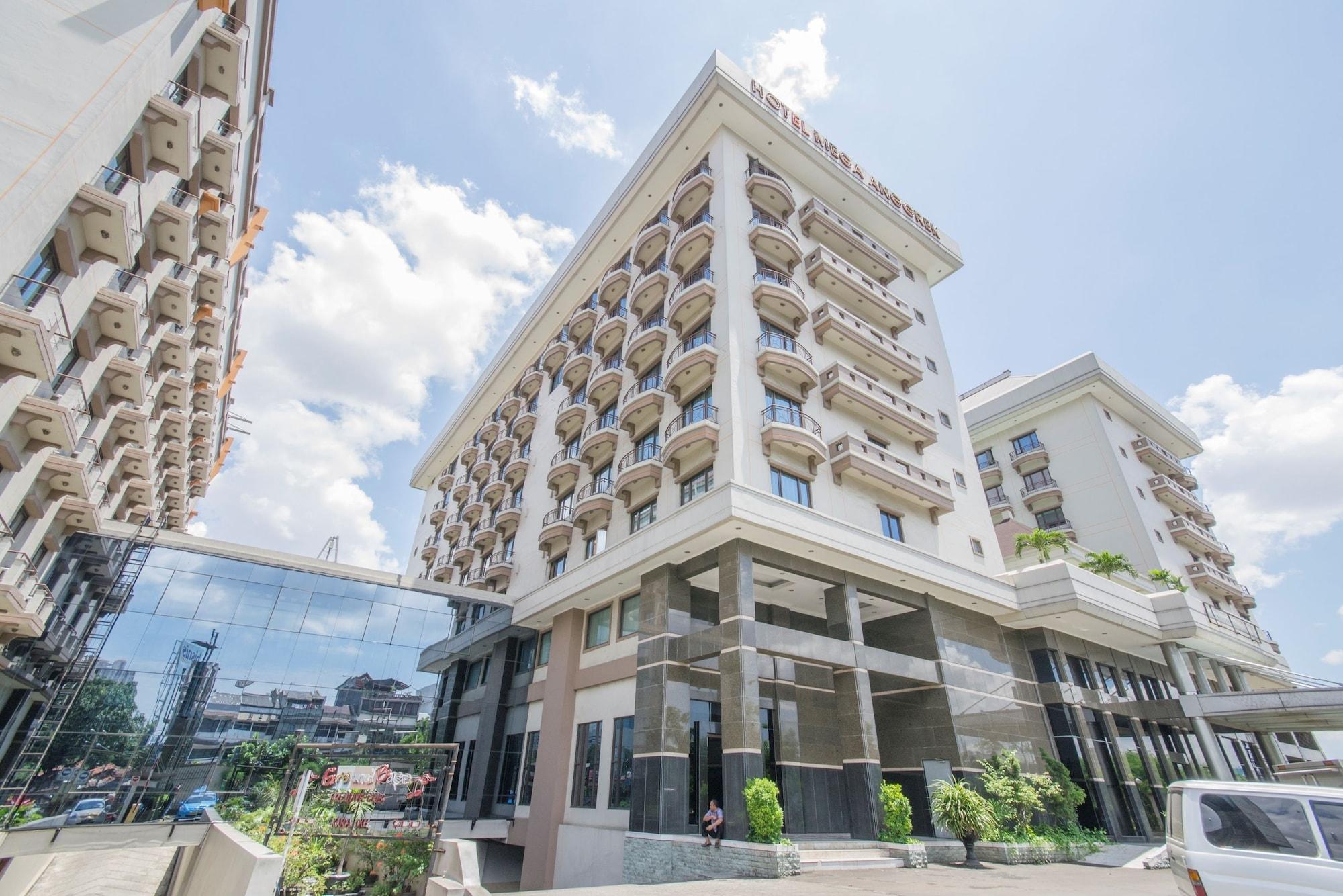 Vista Exterior Mega Anggrek Hotel & Convention