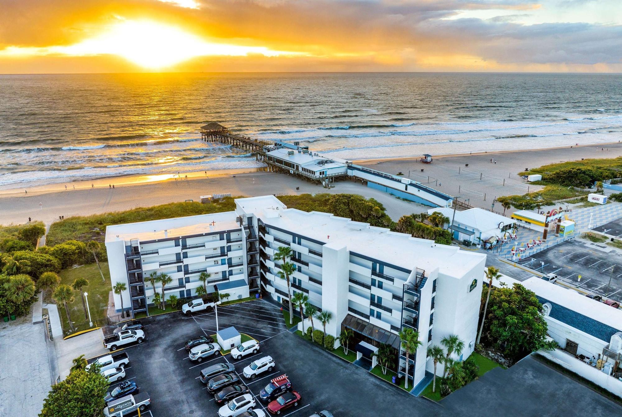 Vista Exterior La Quinta Inn & Suites by Wyndham Cocoa Beach Oceanfront
