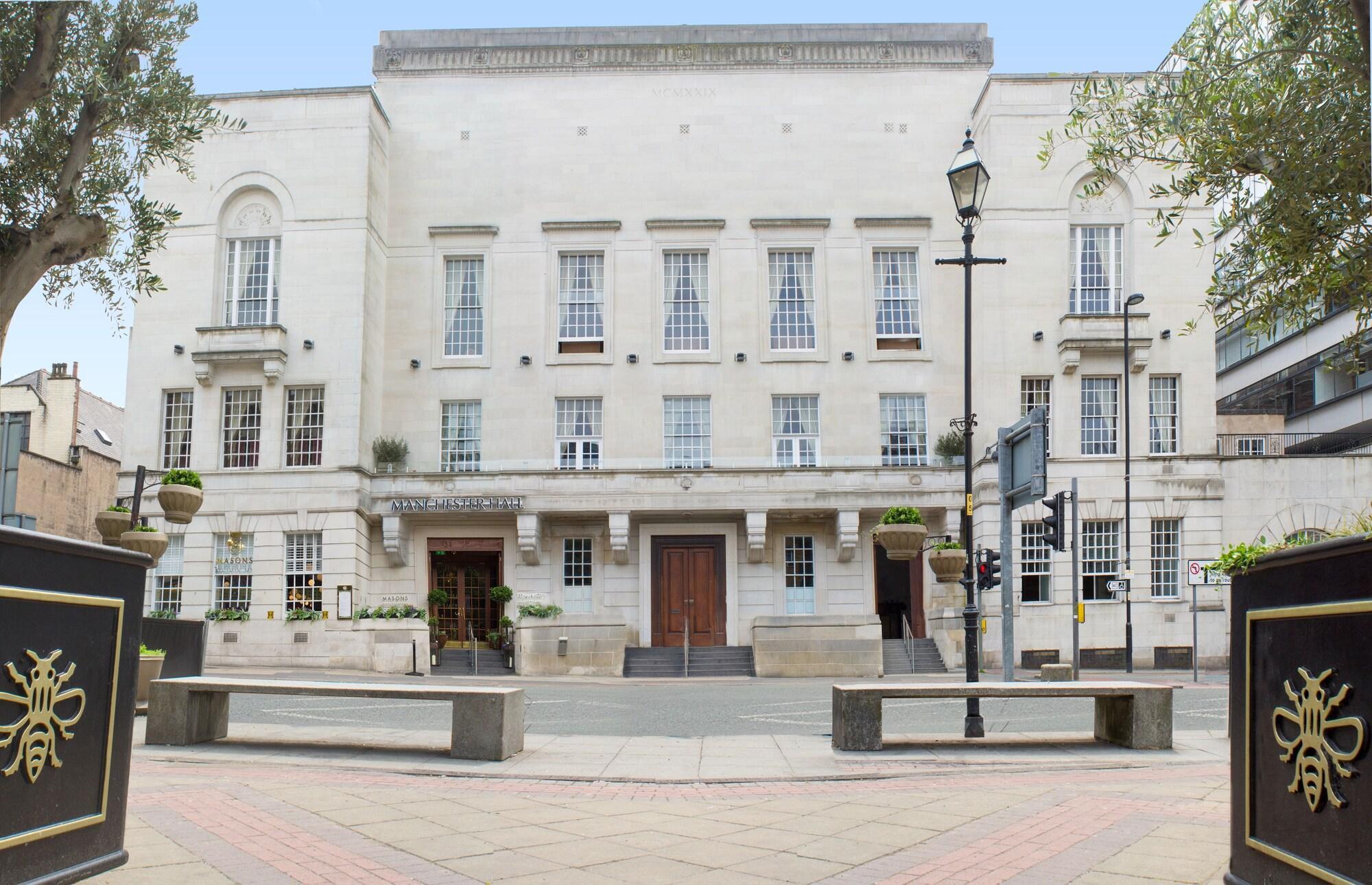 Vista Exterior Manchester Hall