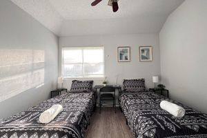 Alquiler Vacacional - Quiet Home w/ King Bed, Patio, Yard, BBQ