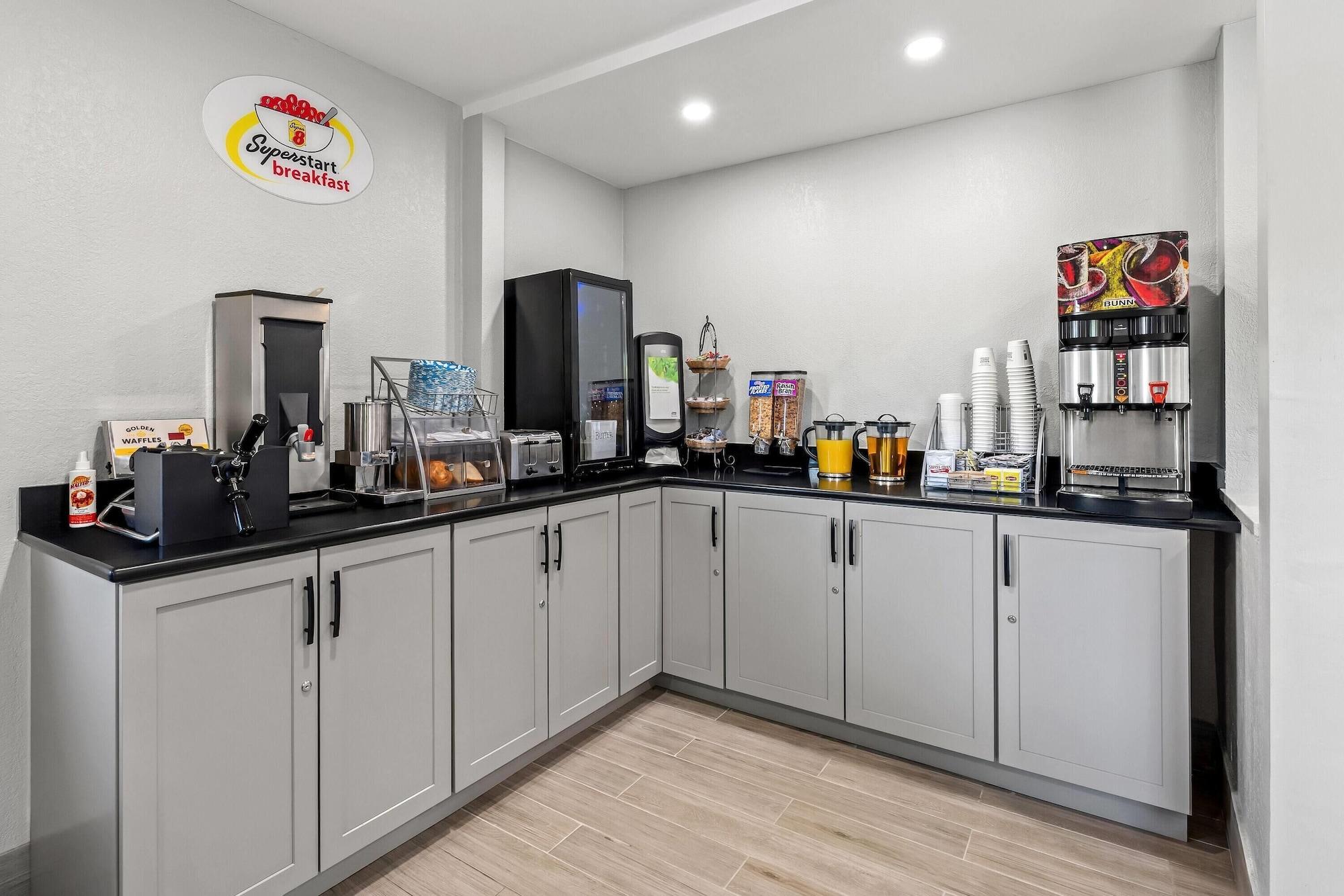 Comodidades del Alojamiento Super 8 by Wyndham Lewiston Auburn Area