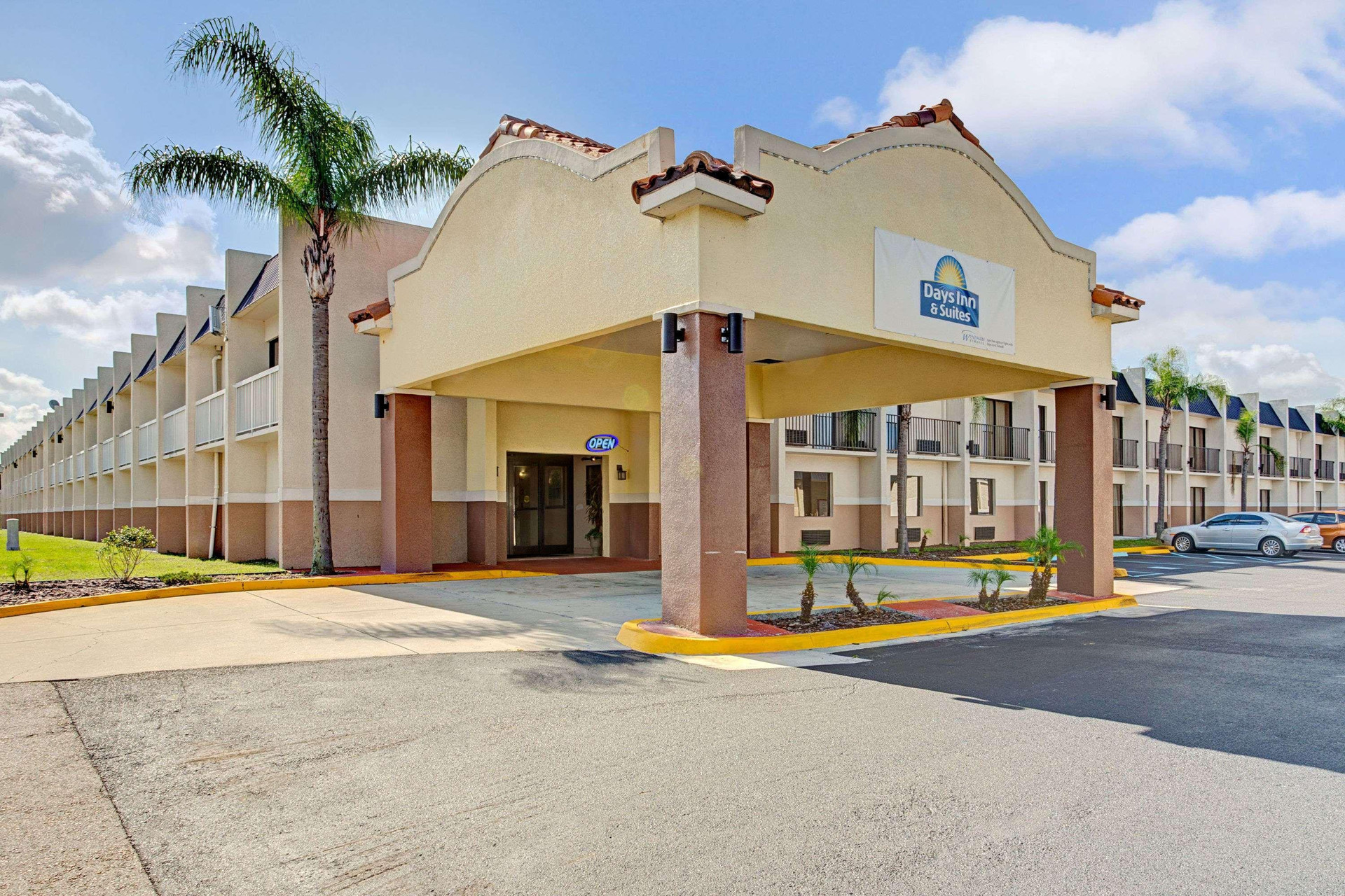 Vista Exterior Days Inn & Suites by Wyndham Tampa near Ybor City