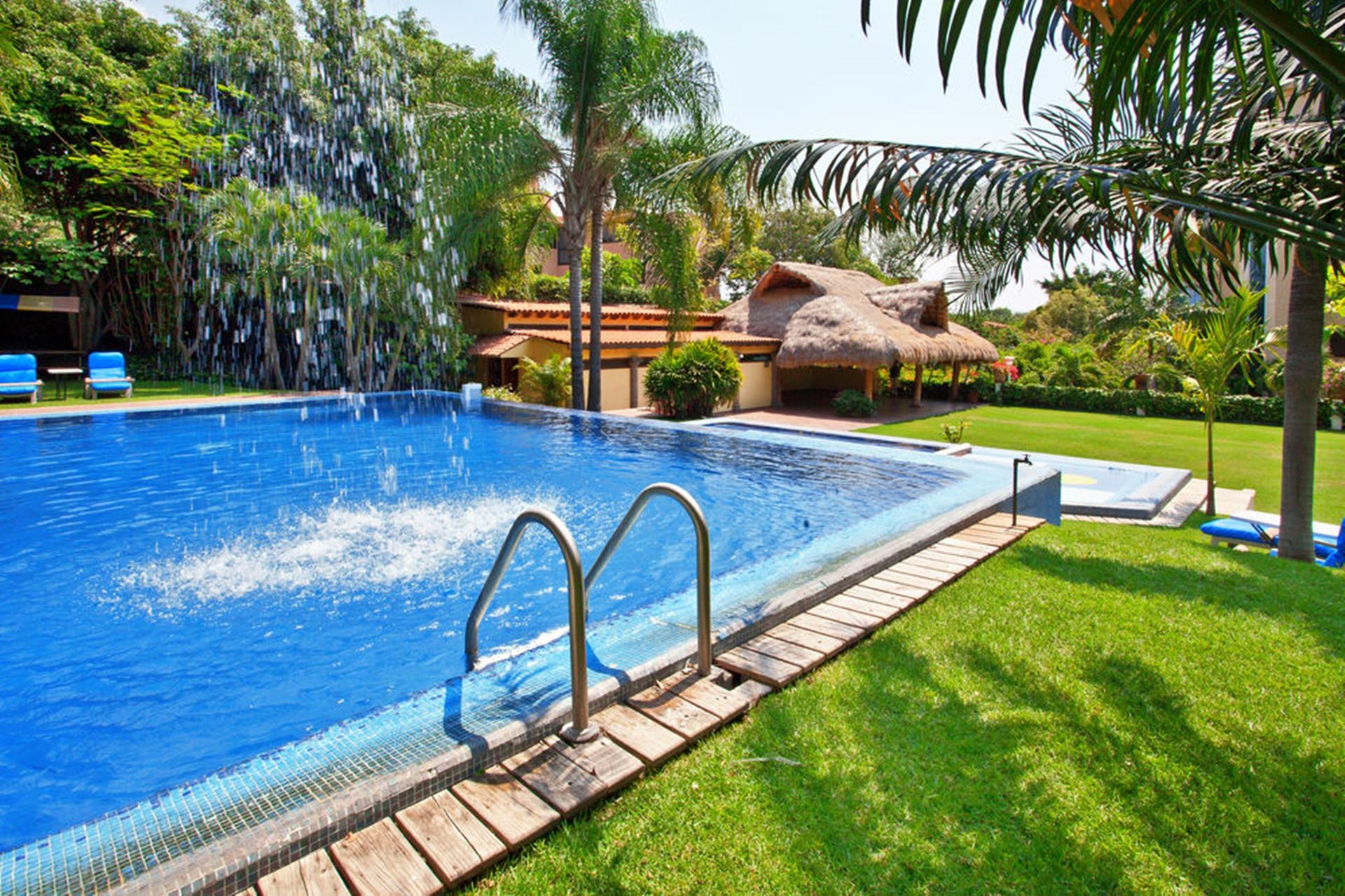 Vista da piscina Holiday Inn Cuernavaca