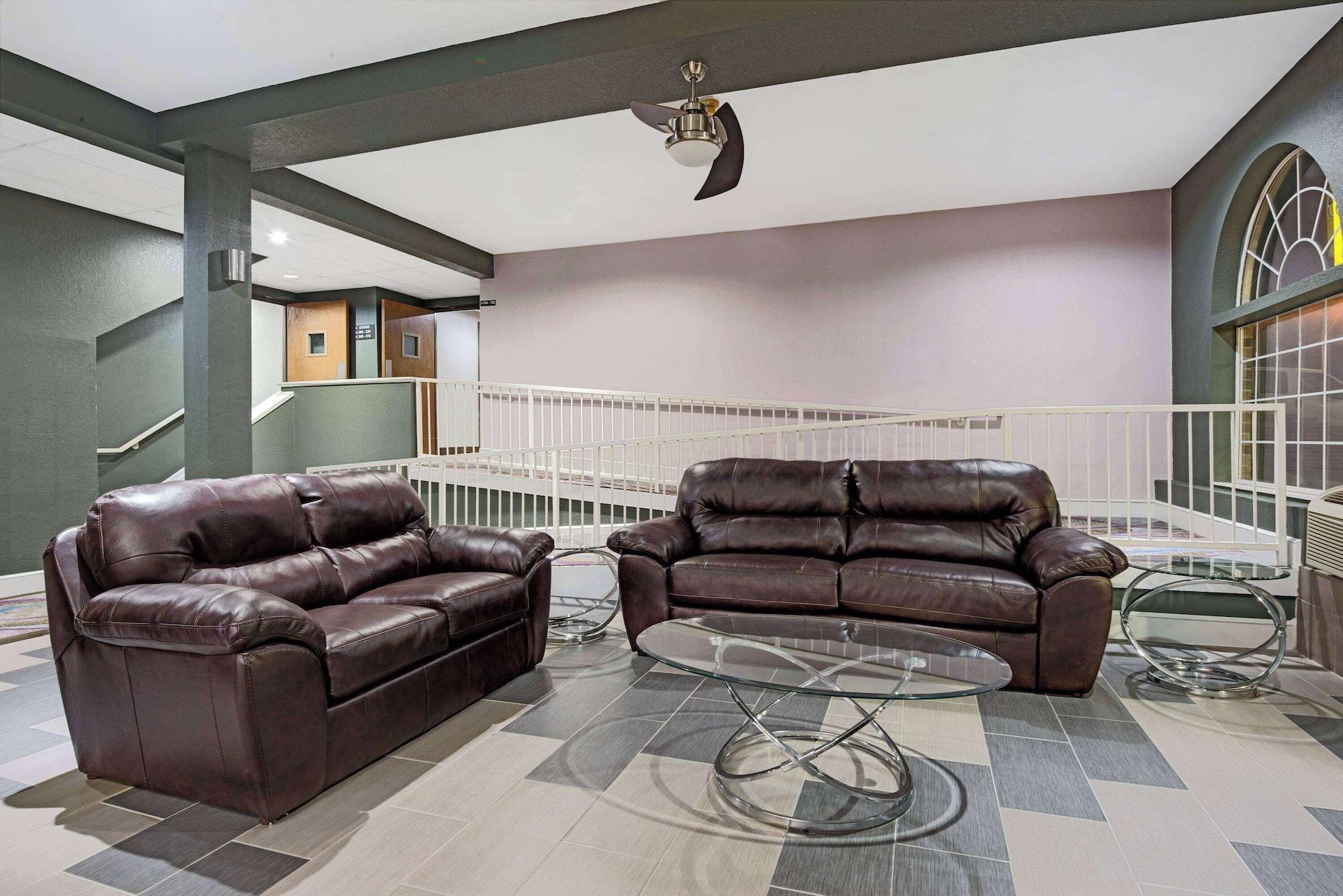 Vista Lobby Super 8 by Wyndham Kansas City