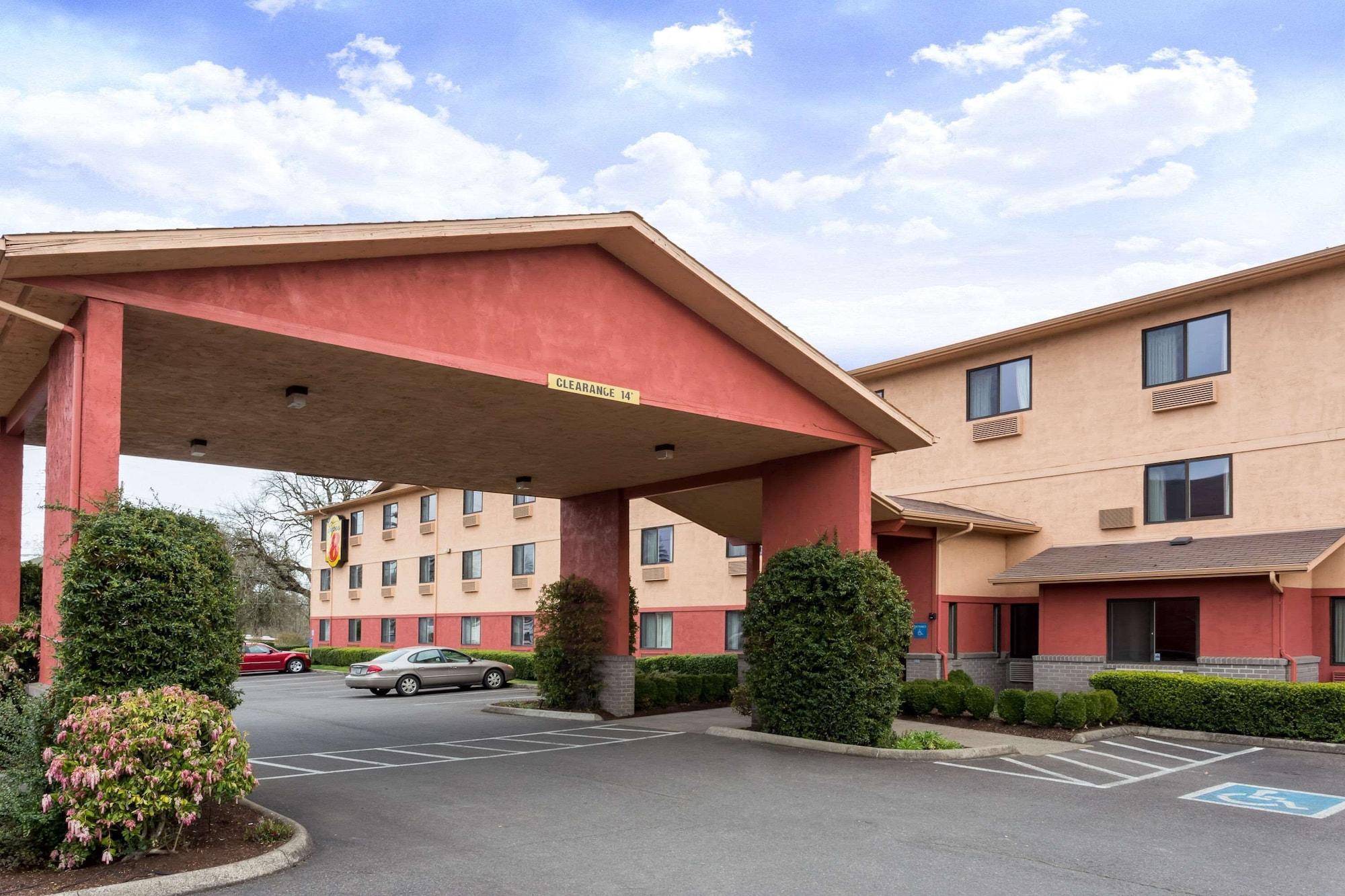 Vista Exterior Super 8 by Wyndham Corvallis