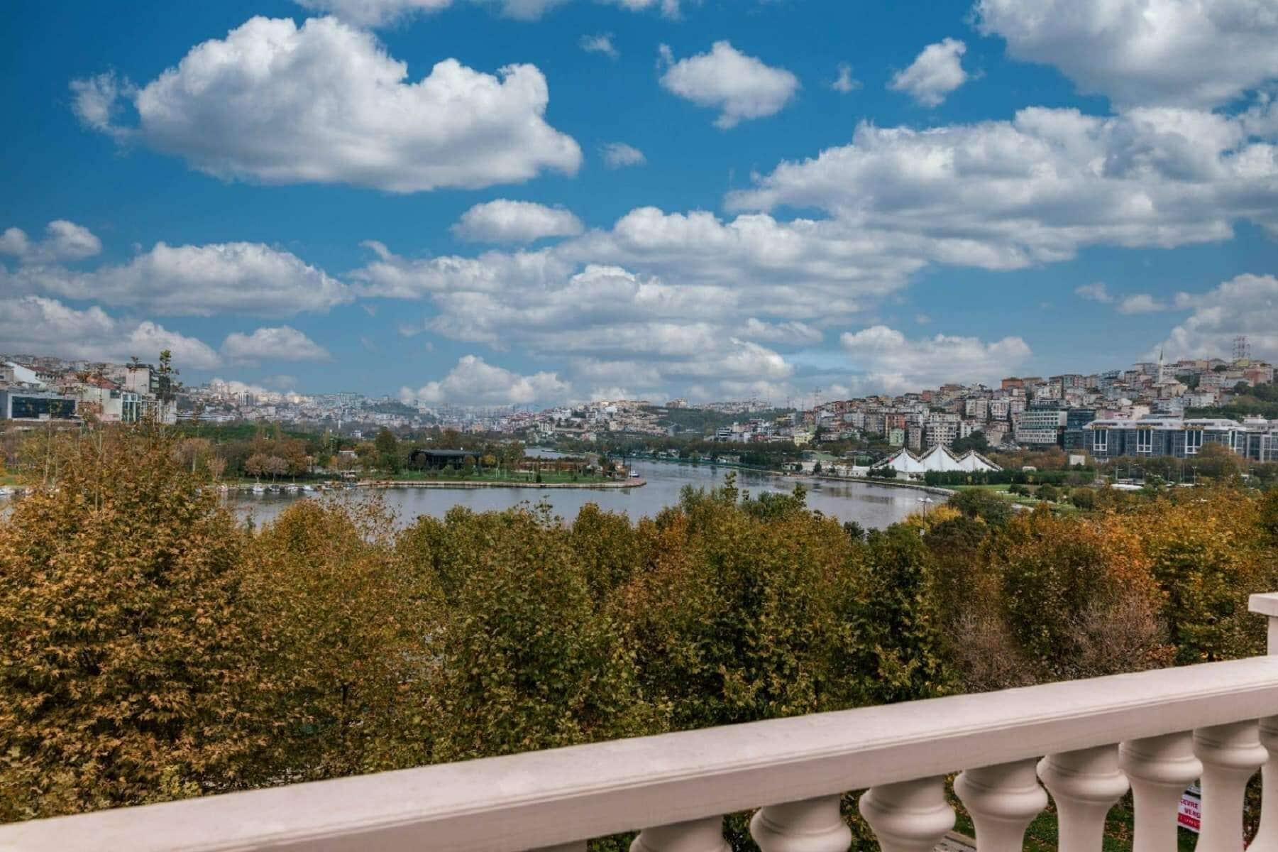Vista Exterior Ramada by Wyndham Istanbul Golden Horn