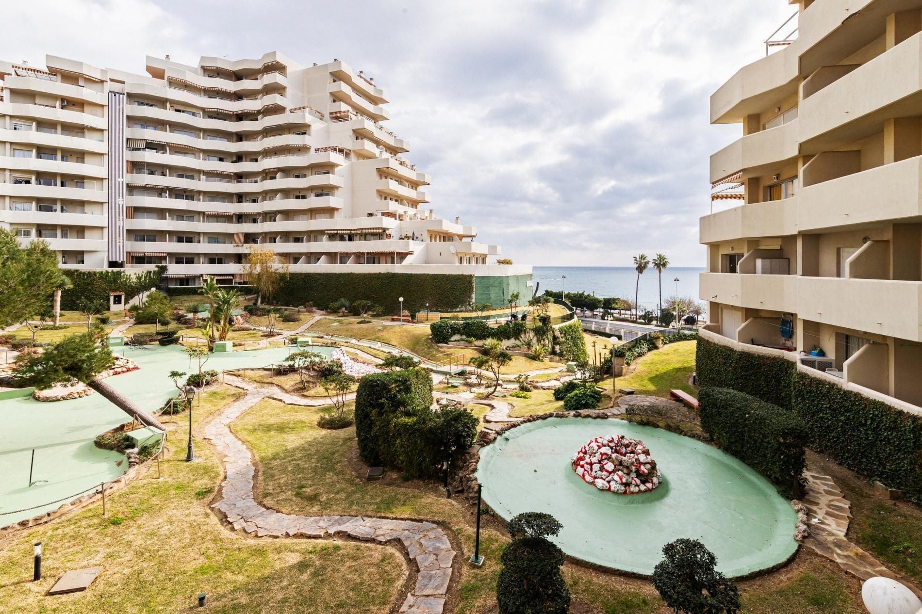 Comodidades del Alojamiento Benal Beach 121 - Modern First Line Beach 2BR Apartment in Benal Beach Resort.