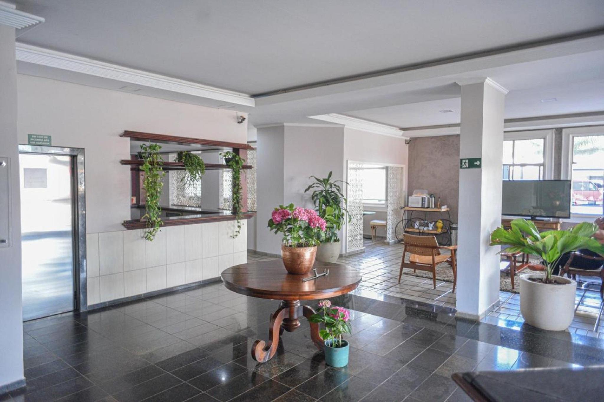 Vista Lobby Honorato Plaza Hotel