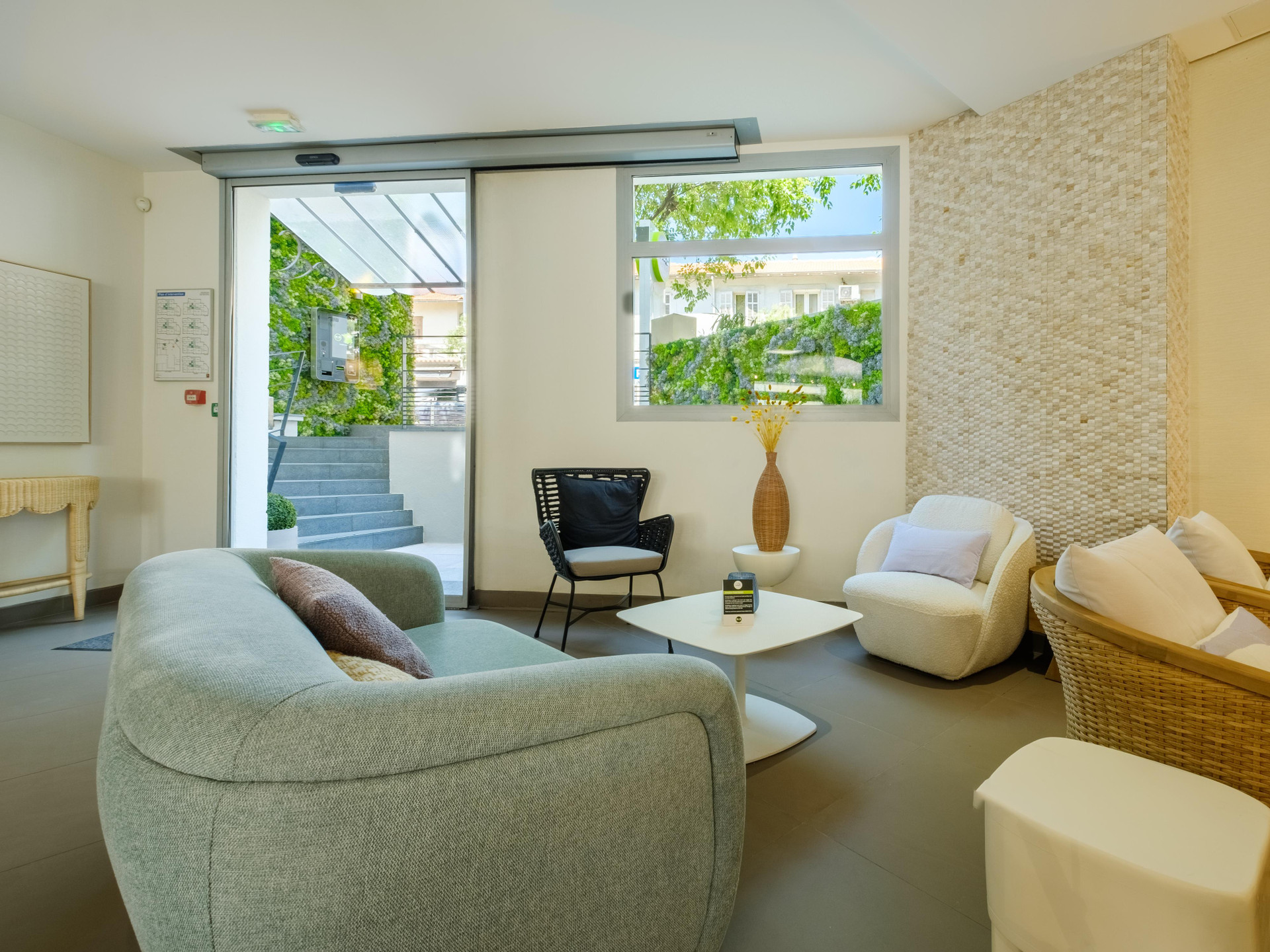 Vista Lobby B&B HOTEL Antibes Juan-les-Pins