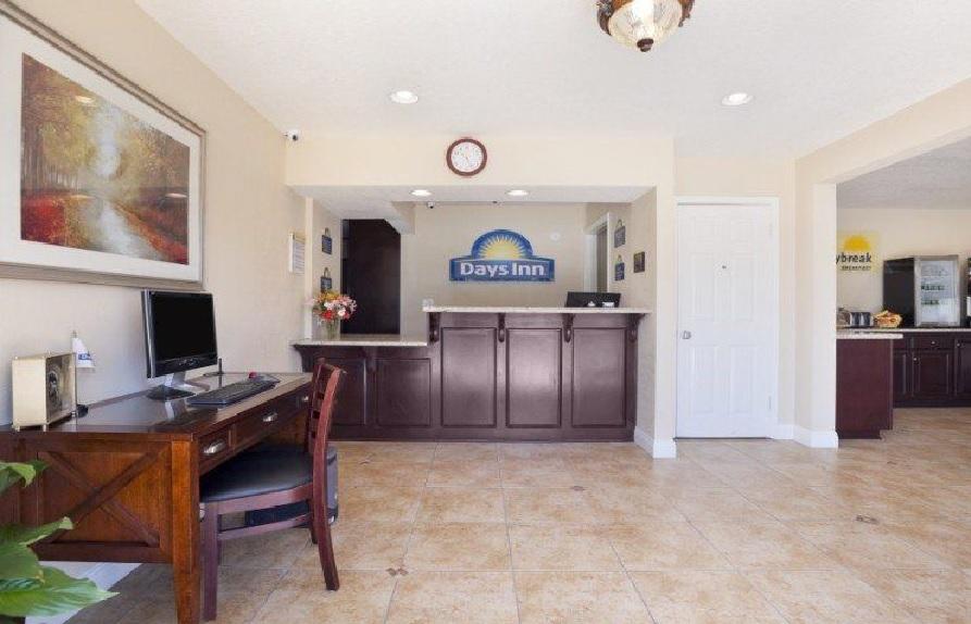 Vista Lobby Days Inn by Wyndham Santa Maria