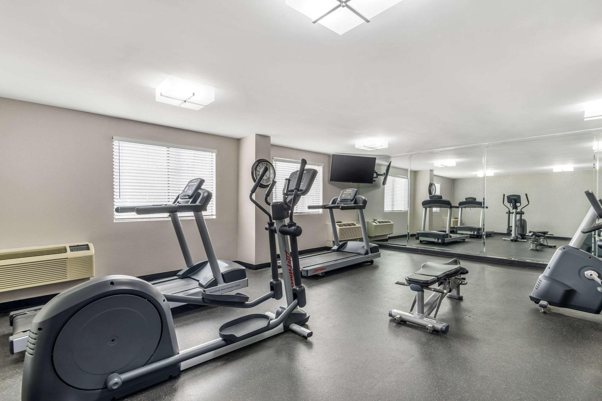 Gimnasio Country Inn & Suites by Radisson, Atlanta Airport South, GA