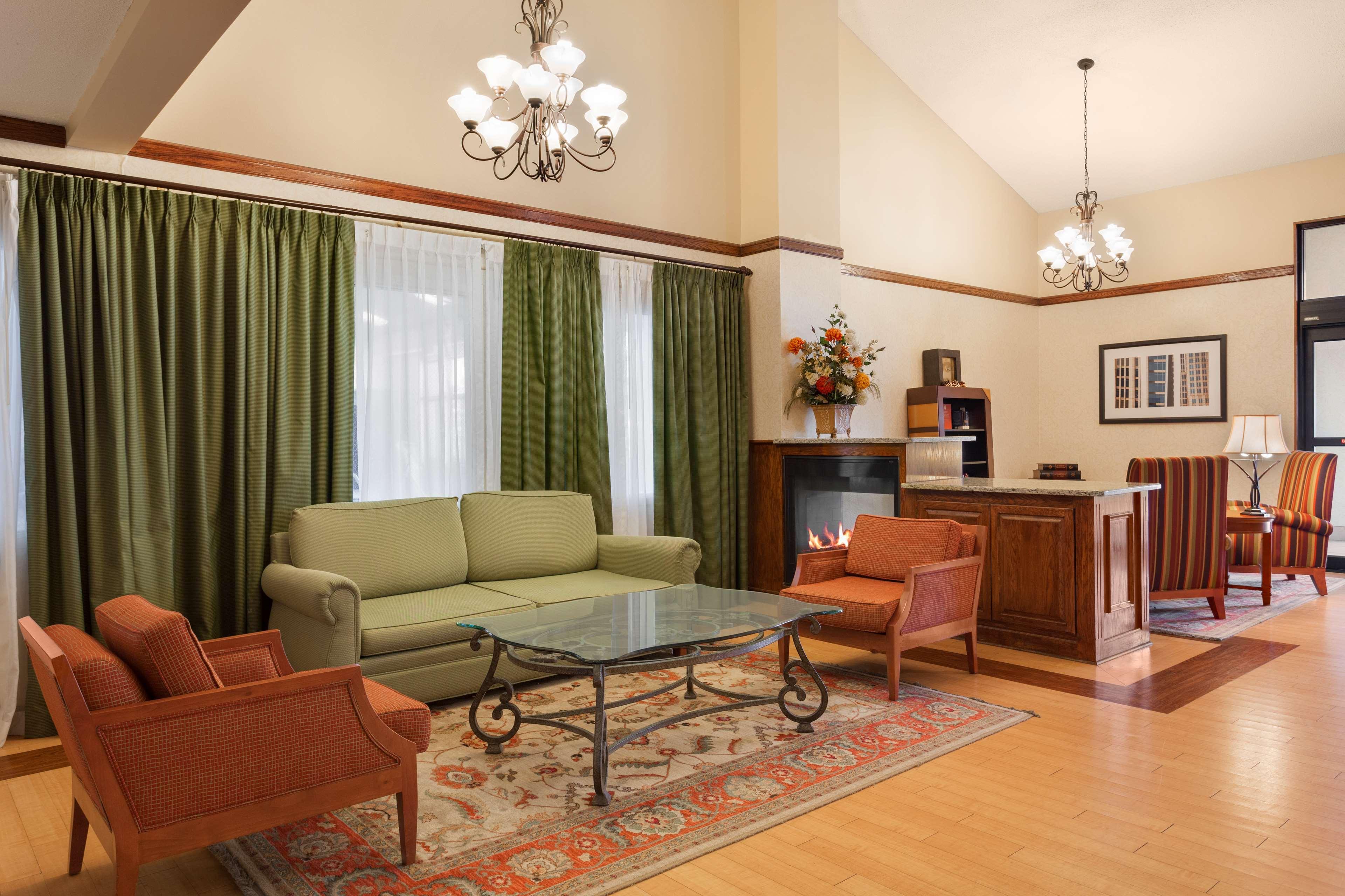 Vista Lobby Country Inn & Suites by Radisson, Coon Rapids, MN