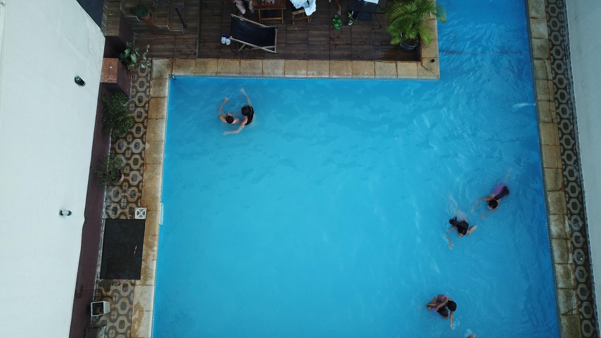 Varios La Familia Hotel