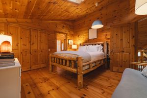 Alquiler Vacacional - Spacious Family-Friendly Log Cabin with Mountain Views and Lake Access