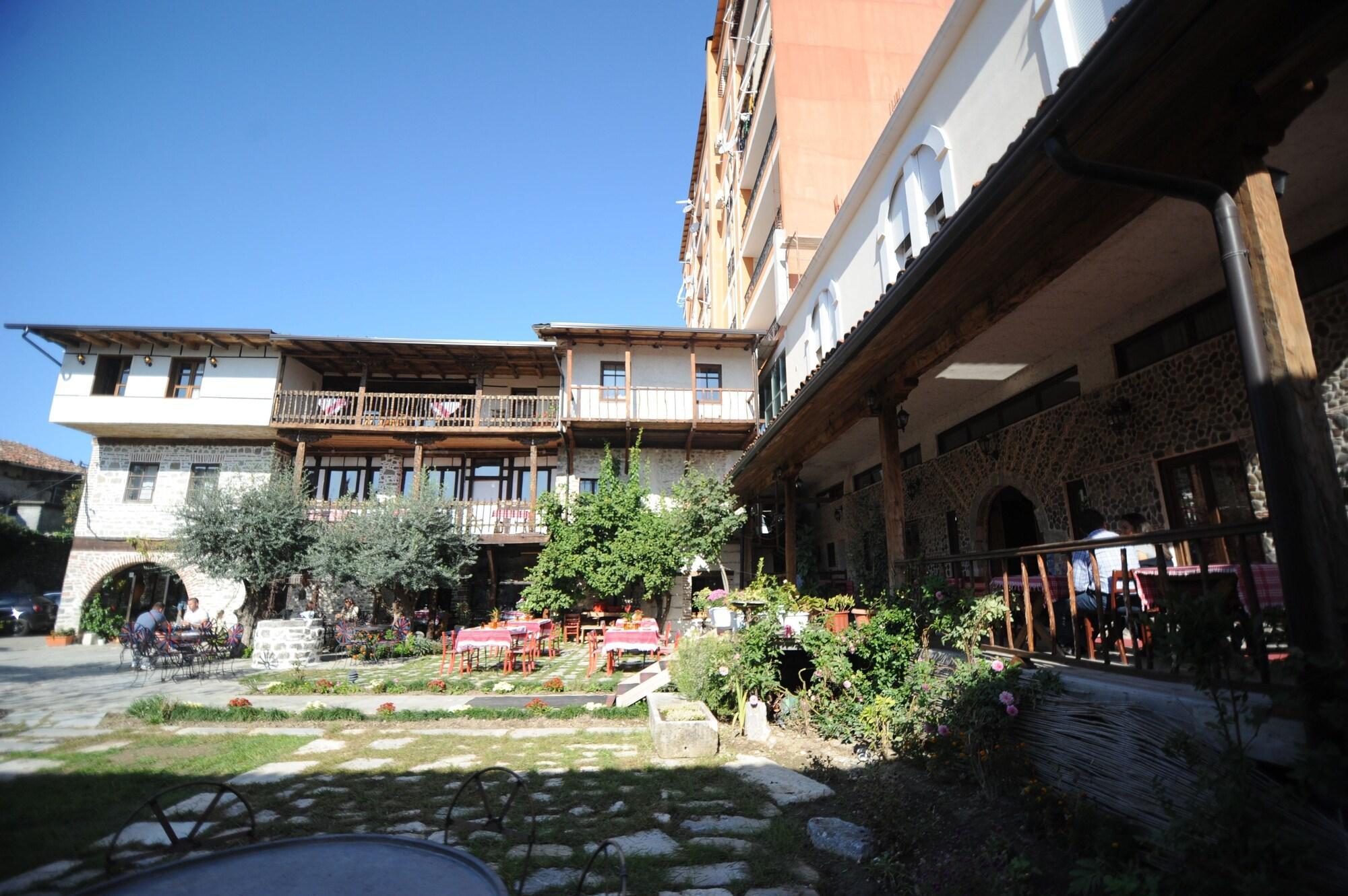 Vista Exterior Hotel Tradita Geg & Tosk