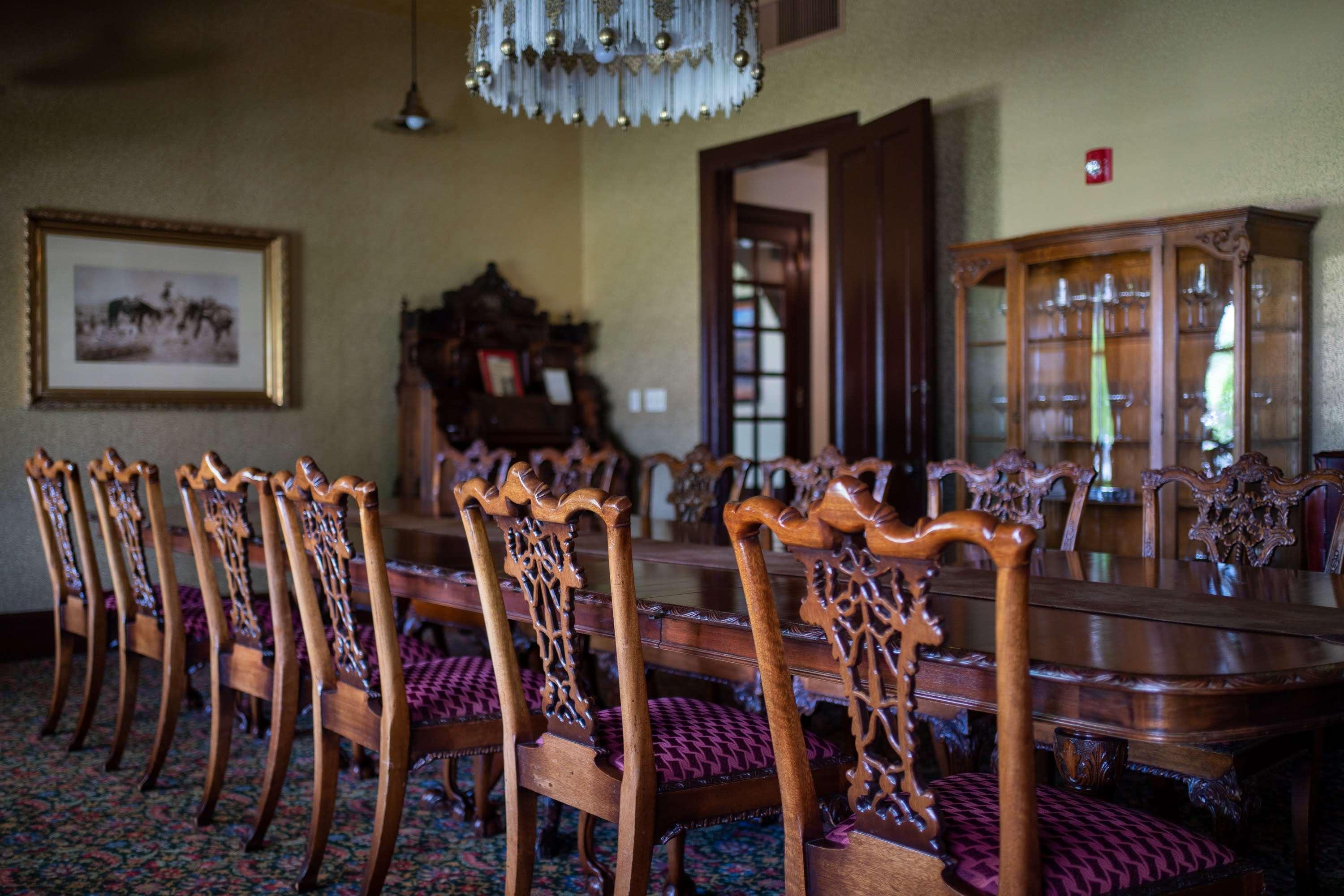 Sala de Reuniones Sheridan Inn, B/W Signature Collection