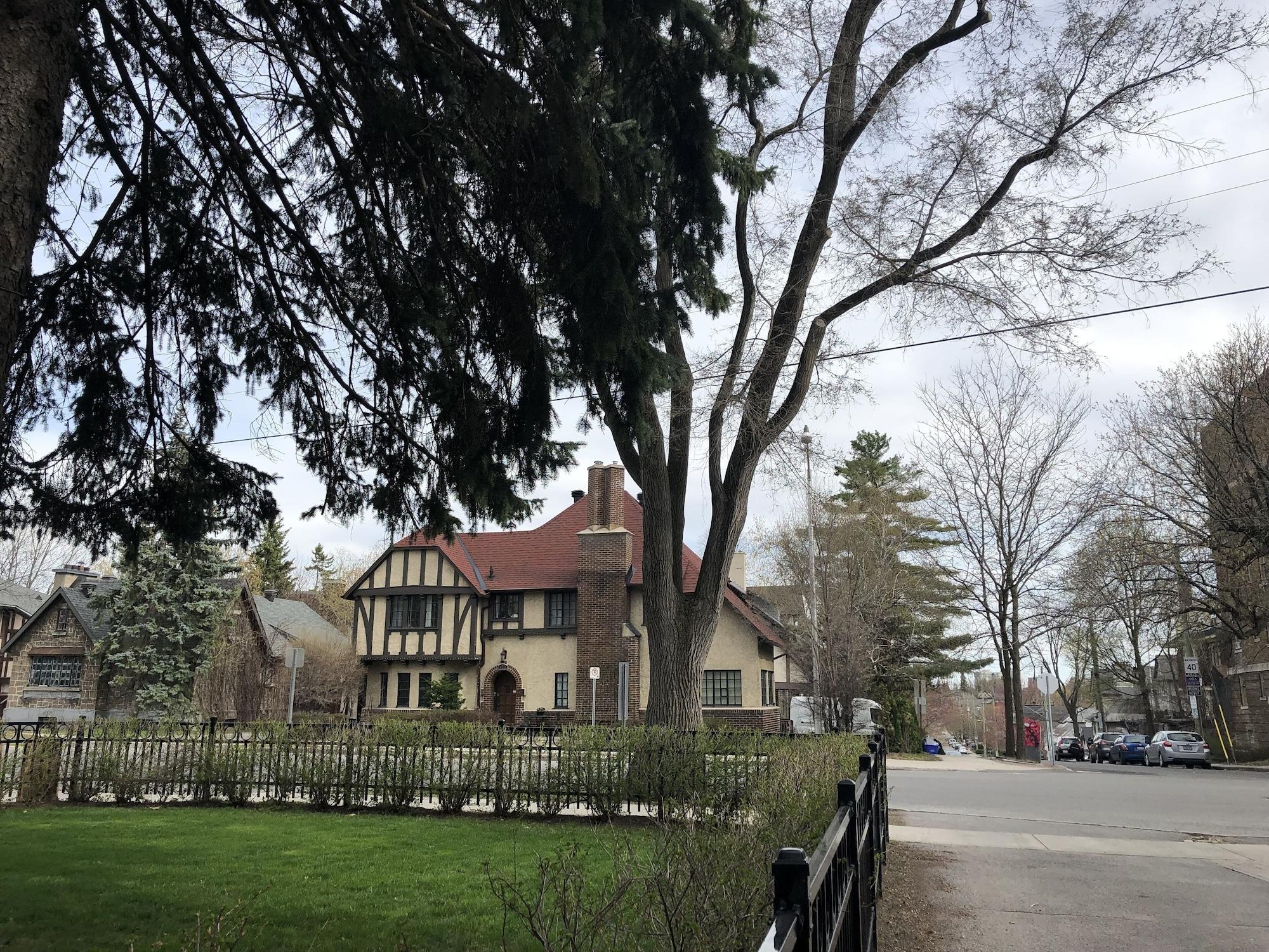 Varios Ambassador B&B