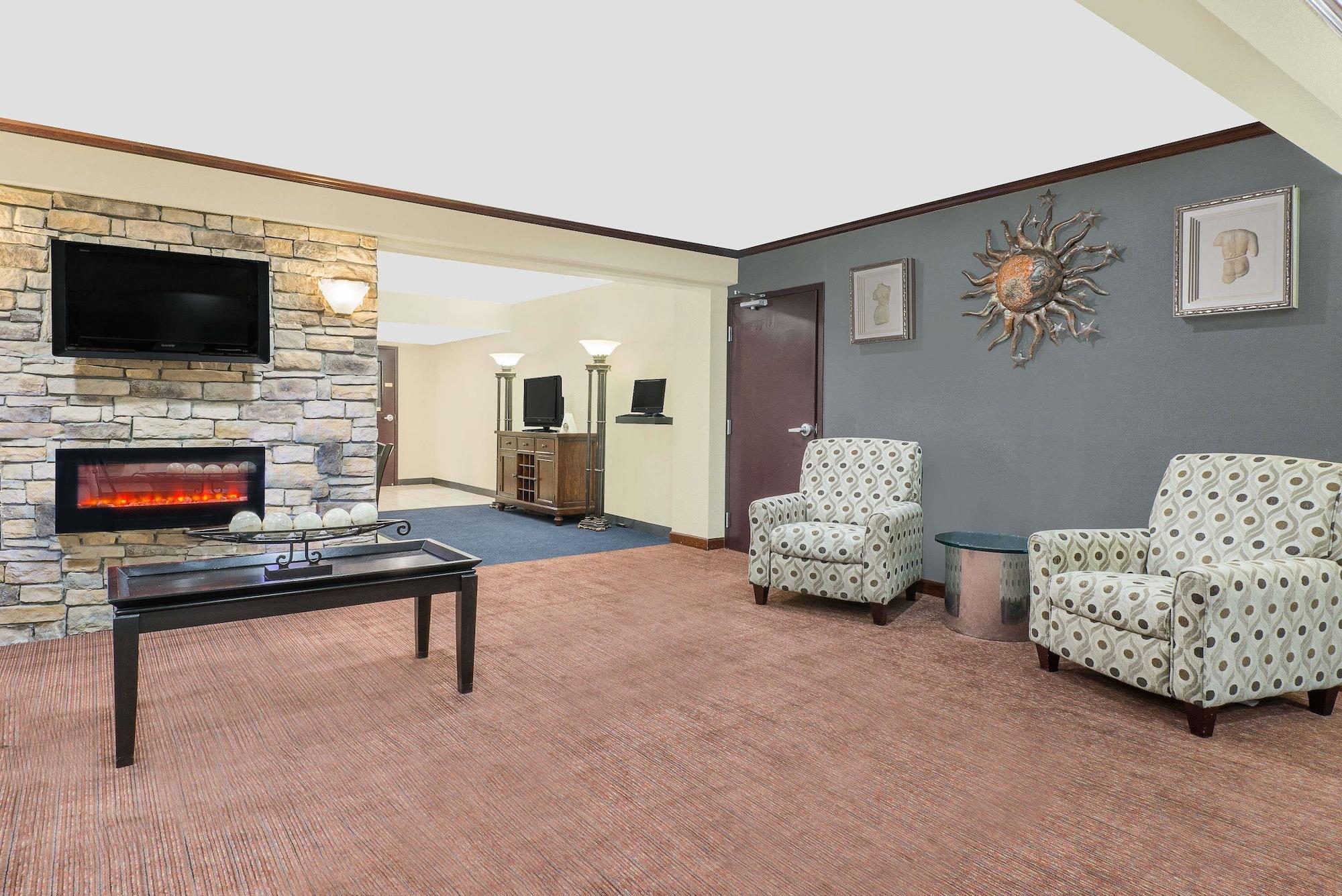 Vista Lobby Travelodge by Wyndham Lima OH