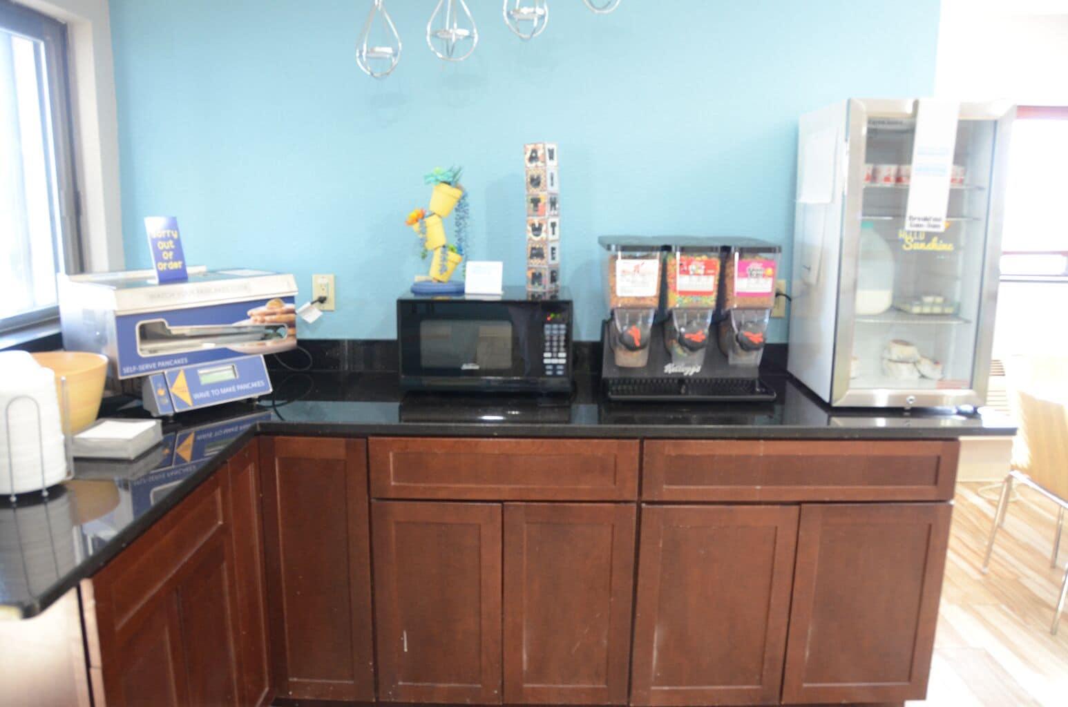 Restaurant Days Inn by Wyndham Le Roy/Bloomington Southeast