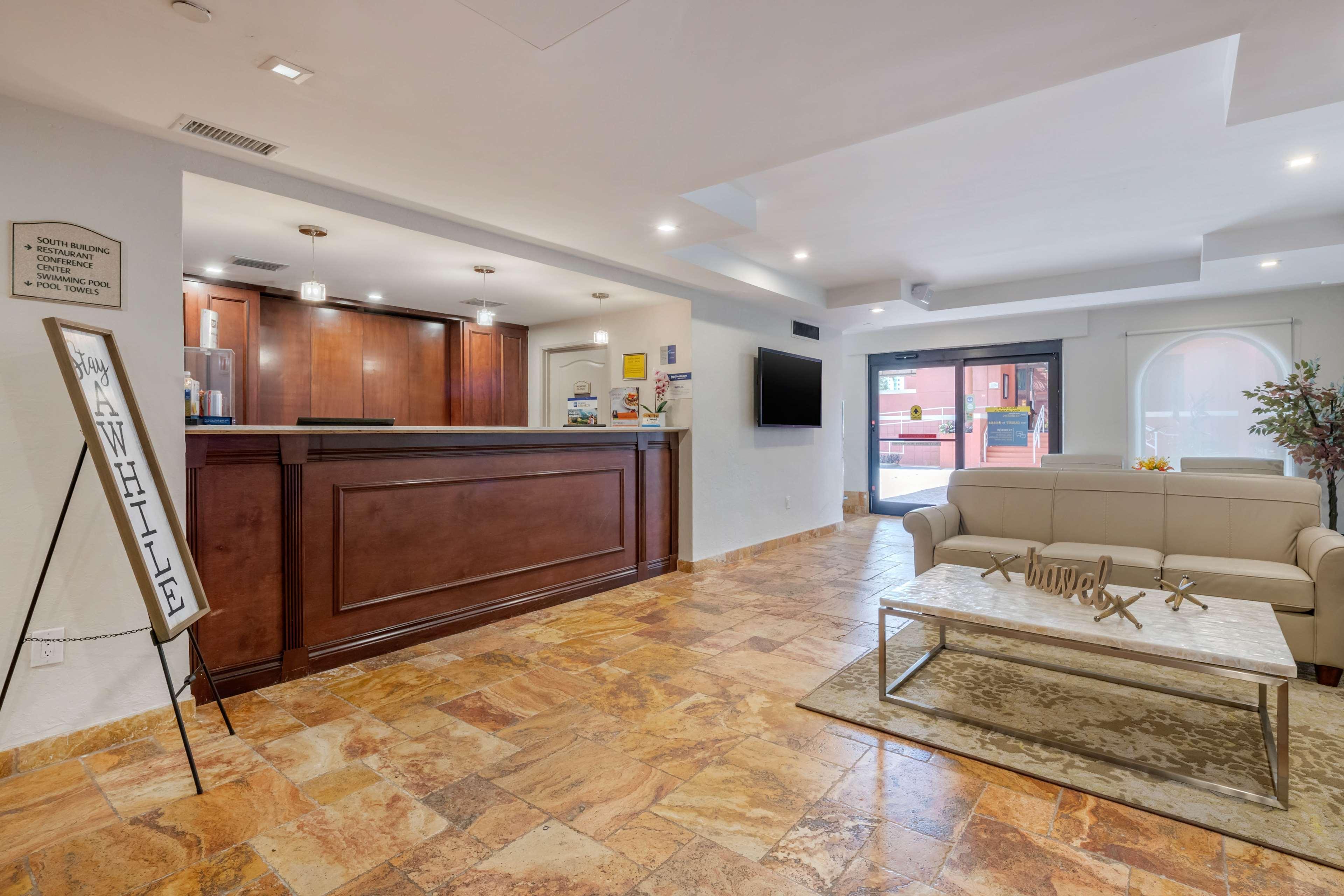 Vista Lobby Bw Plus Palm Beach Gardens & Suites Conference Ct