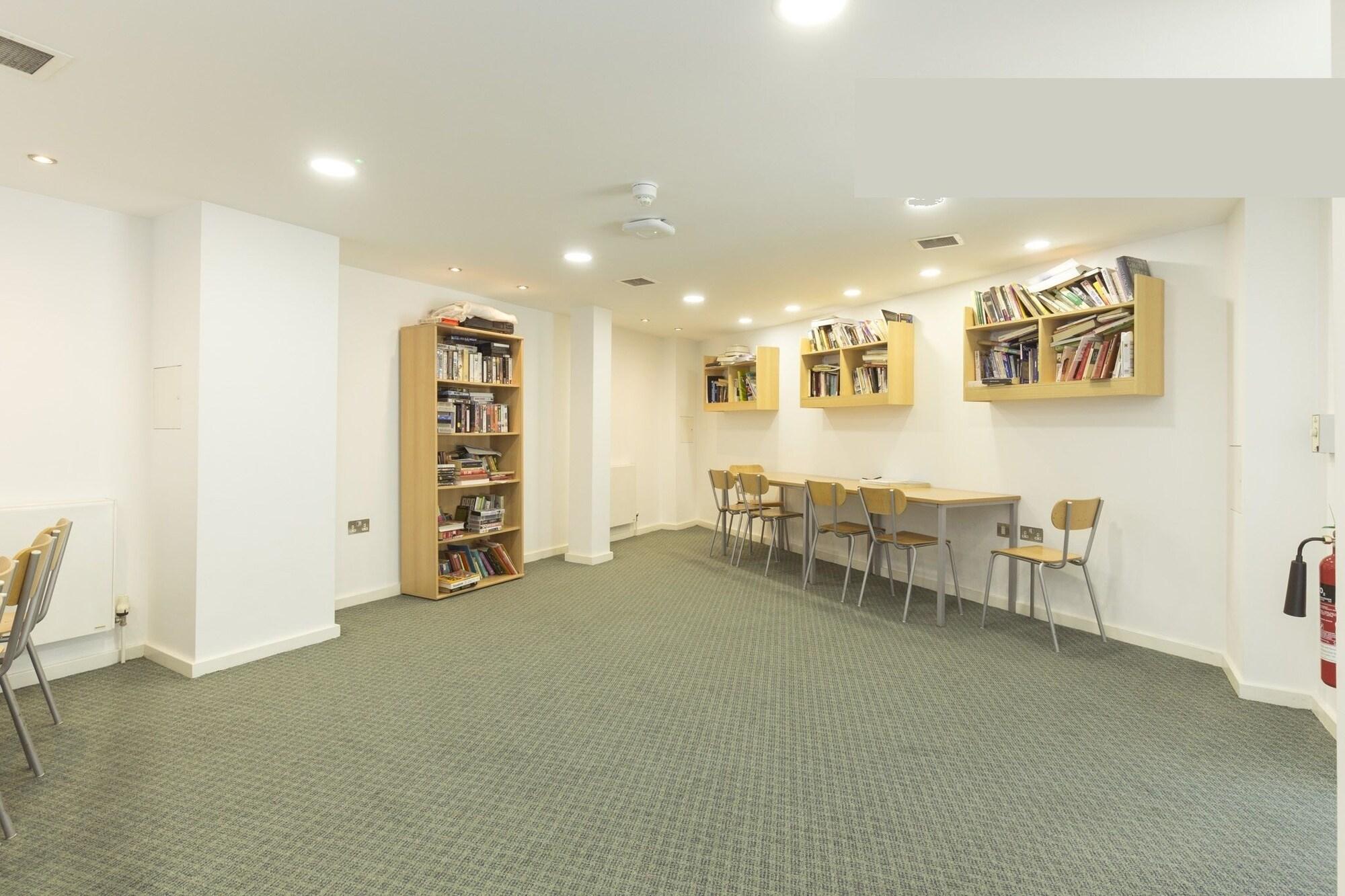 Varios Friendship House - Hostel