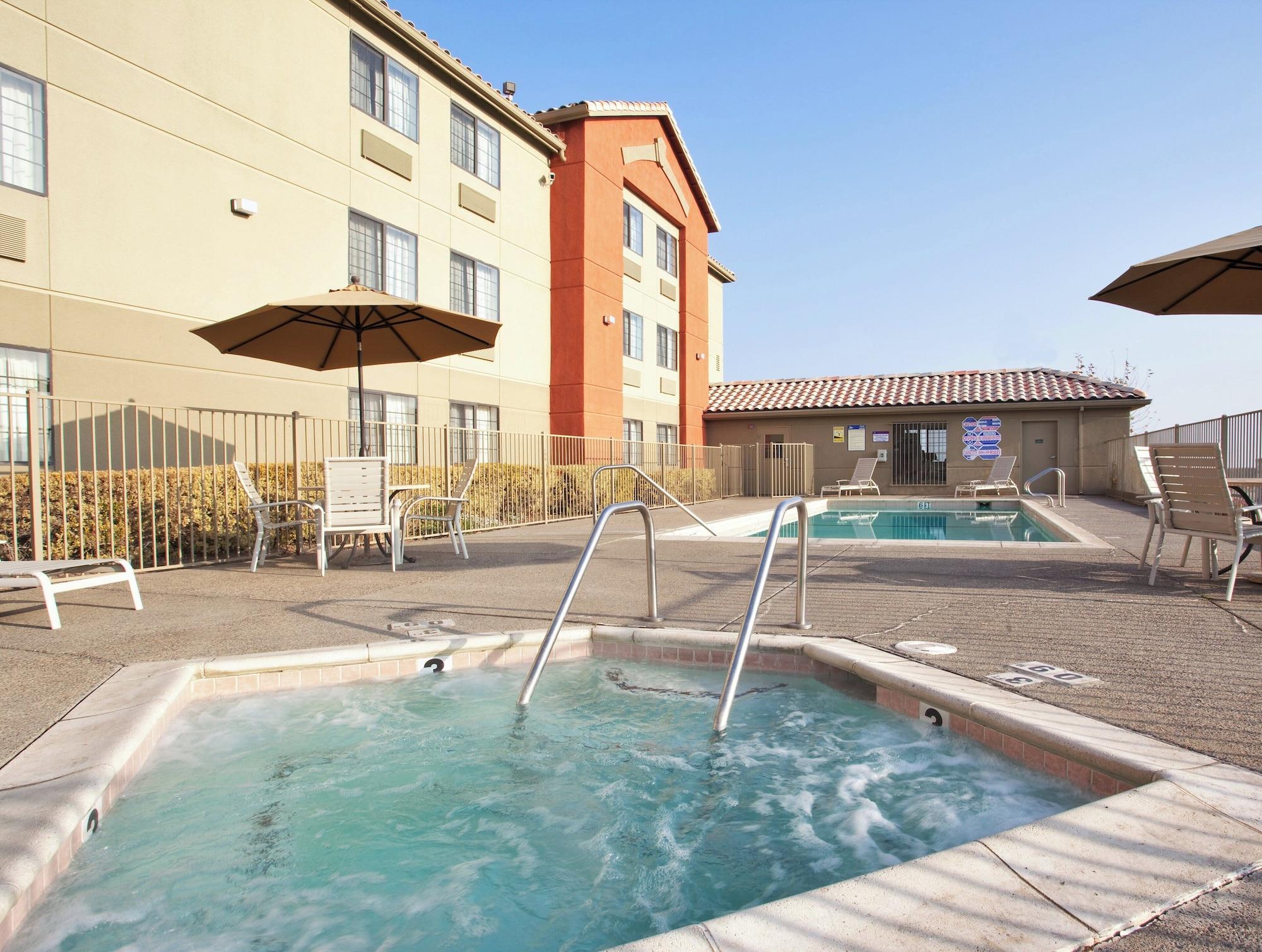Vista Piscina Holiday Inn Express Westley by IHG