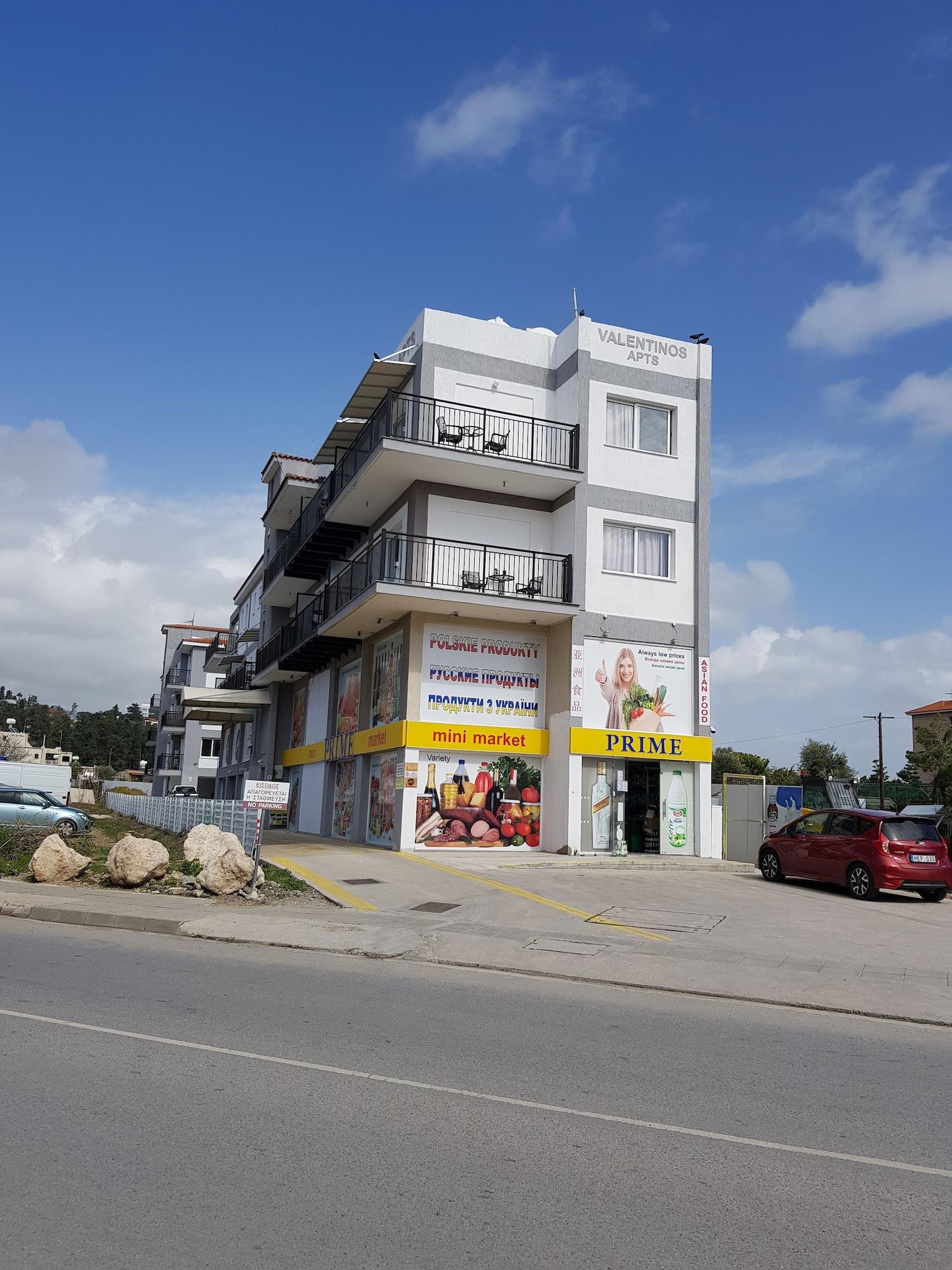 Vista Exterior Valentinos Apartments