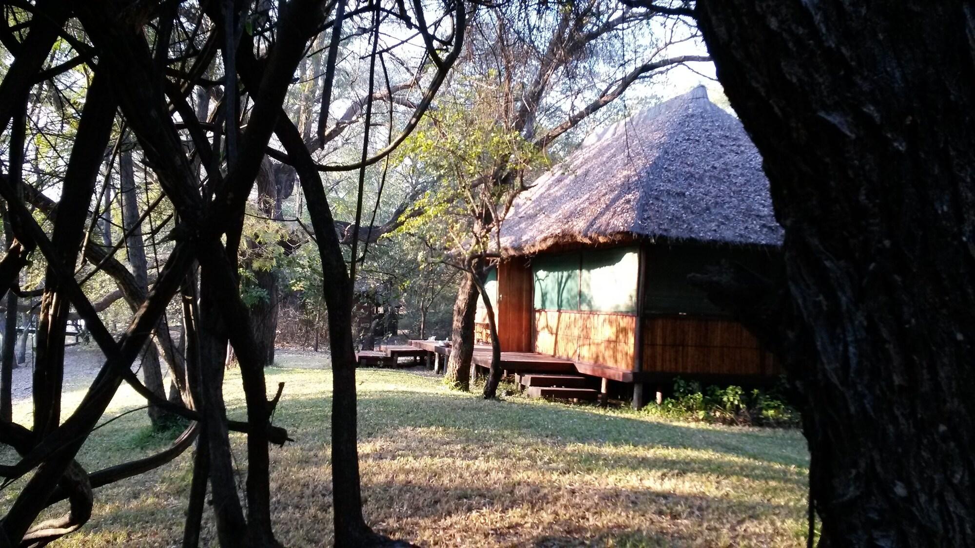 Vista Exterior Kavumbu Camp