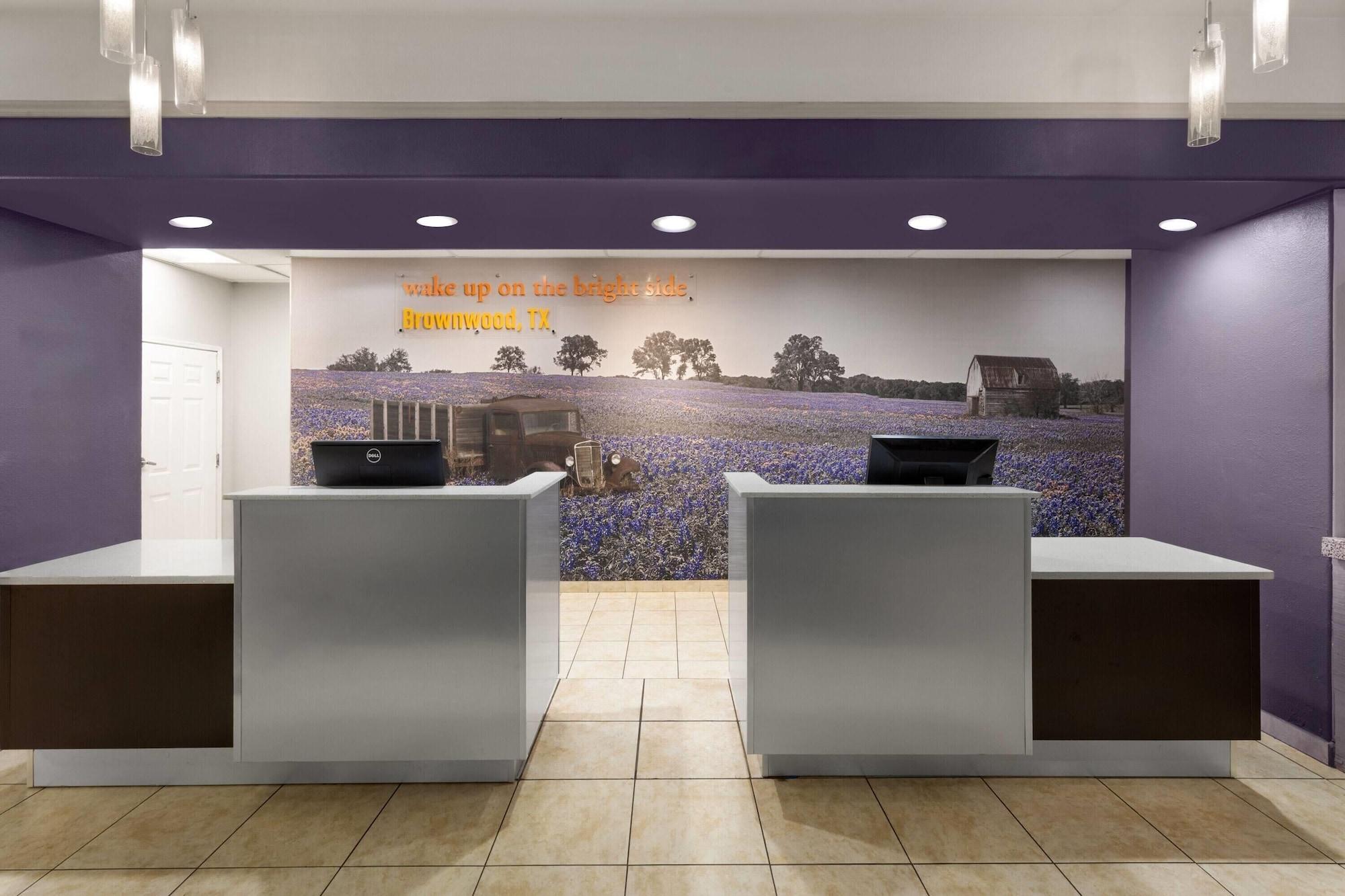 Vista Lobby La Quinta Inn & Suites by Wyndham Brownwood