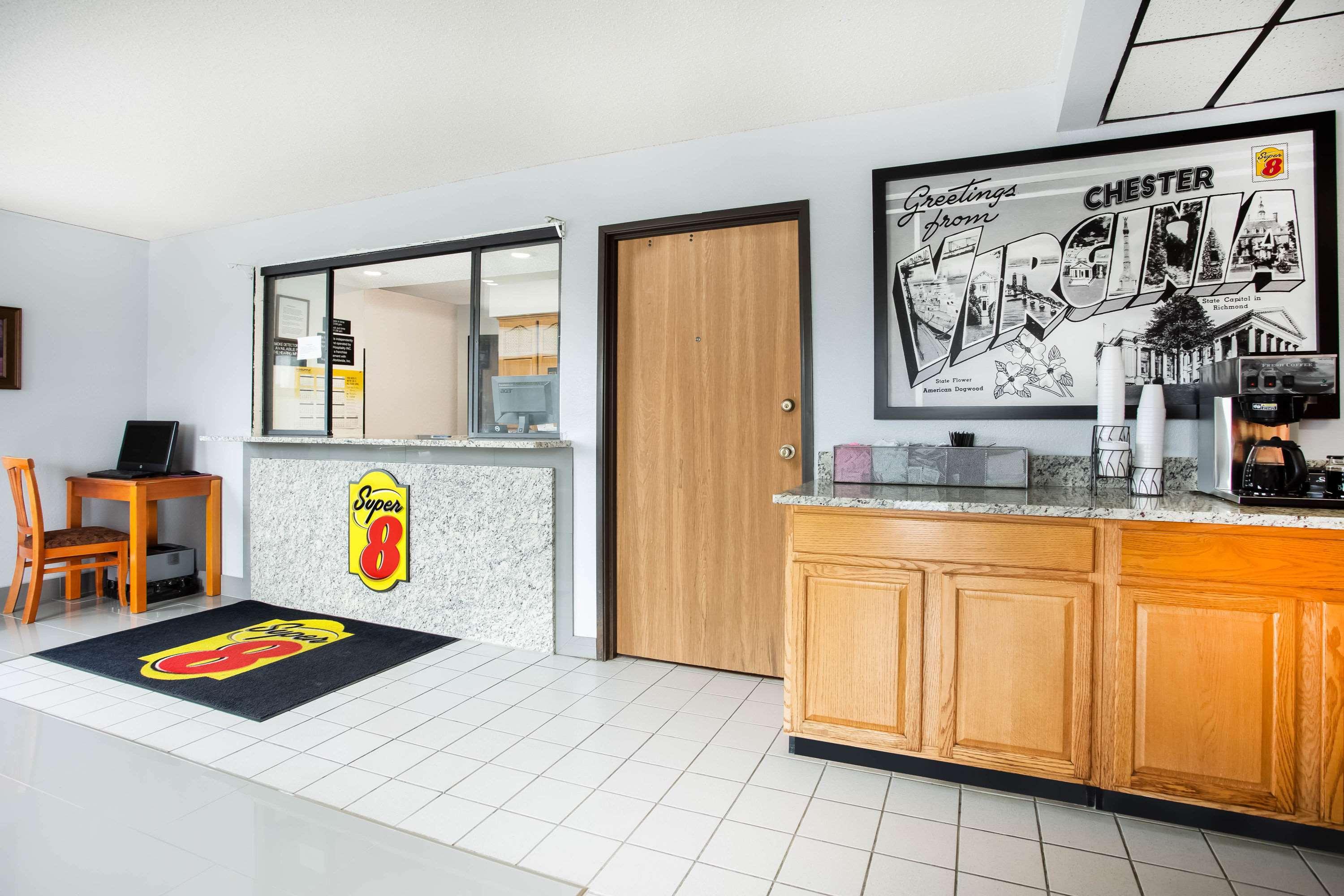 Vista Lobby Super 8 by Wyndham Chester/Richmond Area