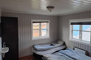 Alquiler Vacacional - 3-Bedroom Home with Mountain & Sea Views in Bolungarvík, 10 min from Ísafjörður