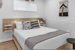 Alquiler Vacacional - 3BR House Fully Renovated 2025 Fenced Yard Patio Carport in Noho Arts District p85