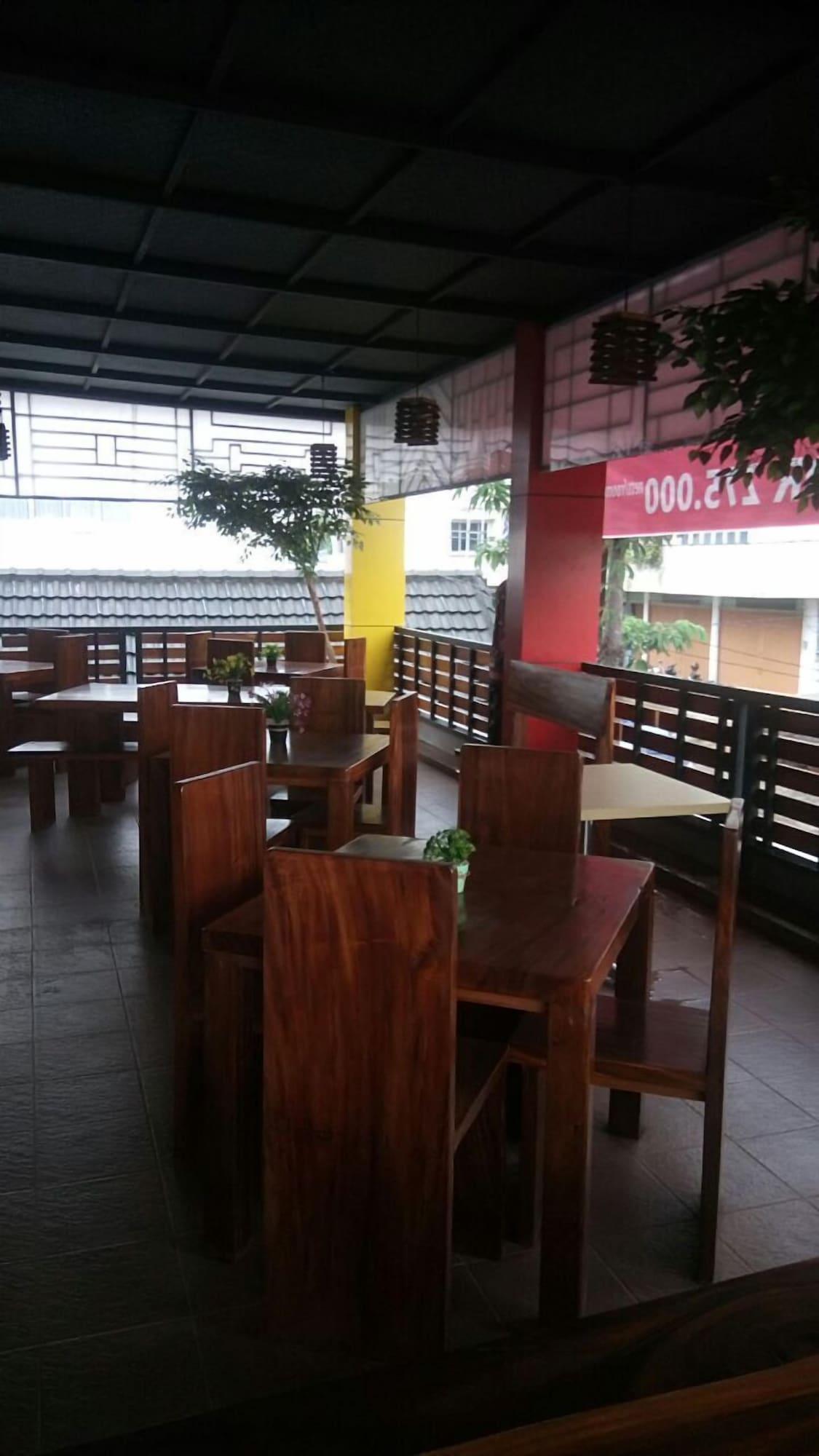 Bar/Salón JAV Front One Hotel Lahat