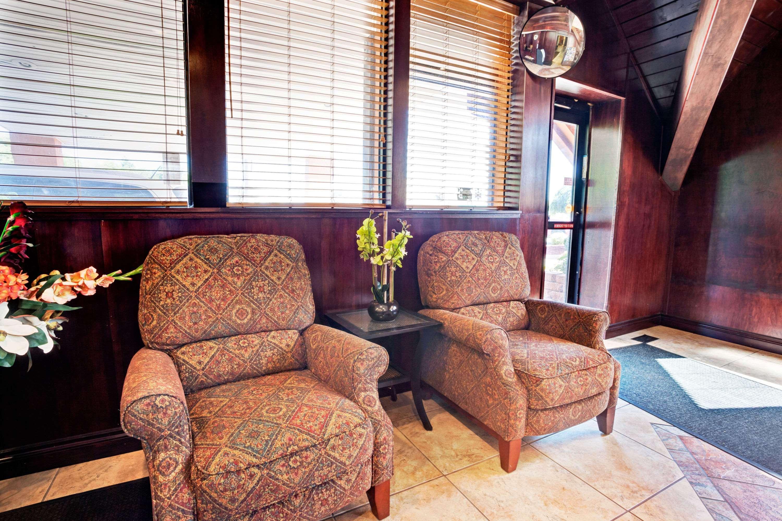 Vista Lobby Days Inn by Wyndham Ann Arbor