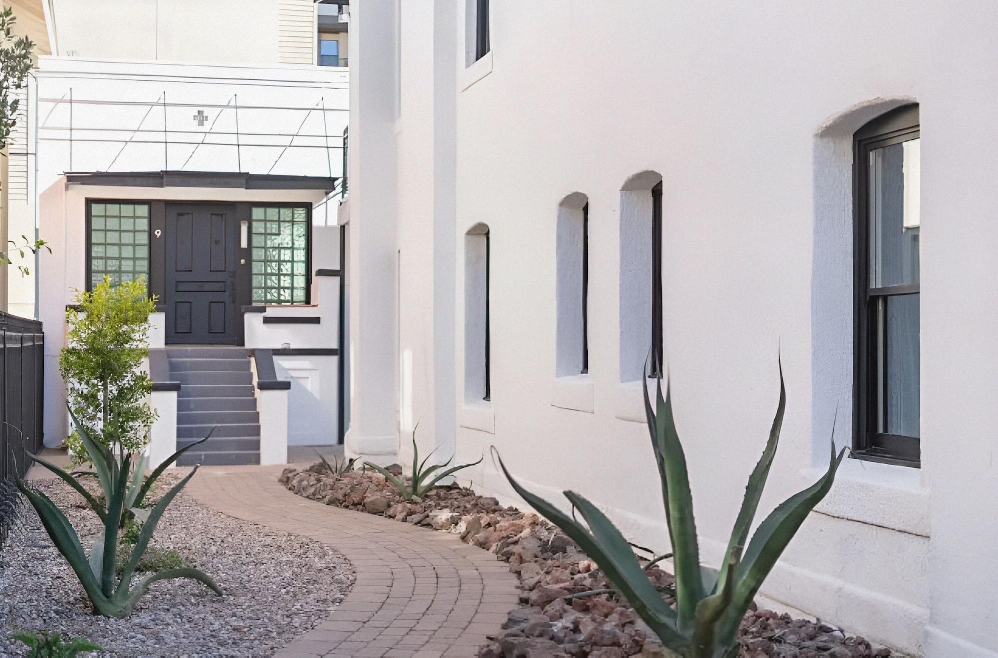 Vista Exterior Avalon Suites Phoenix